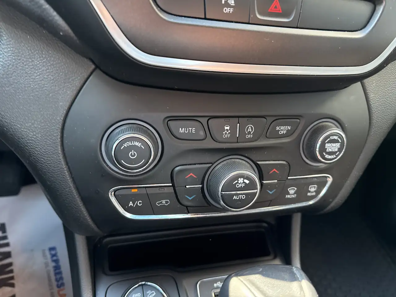 Jeep Cherokee снимка Jeep Cherokee