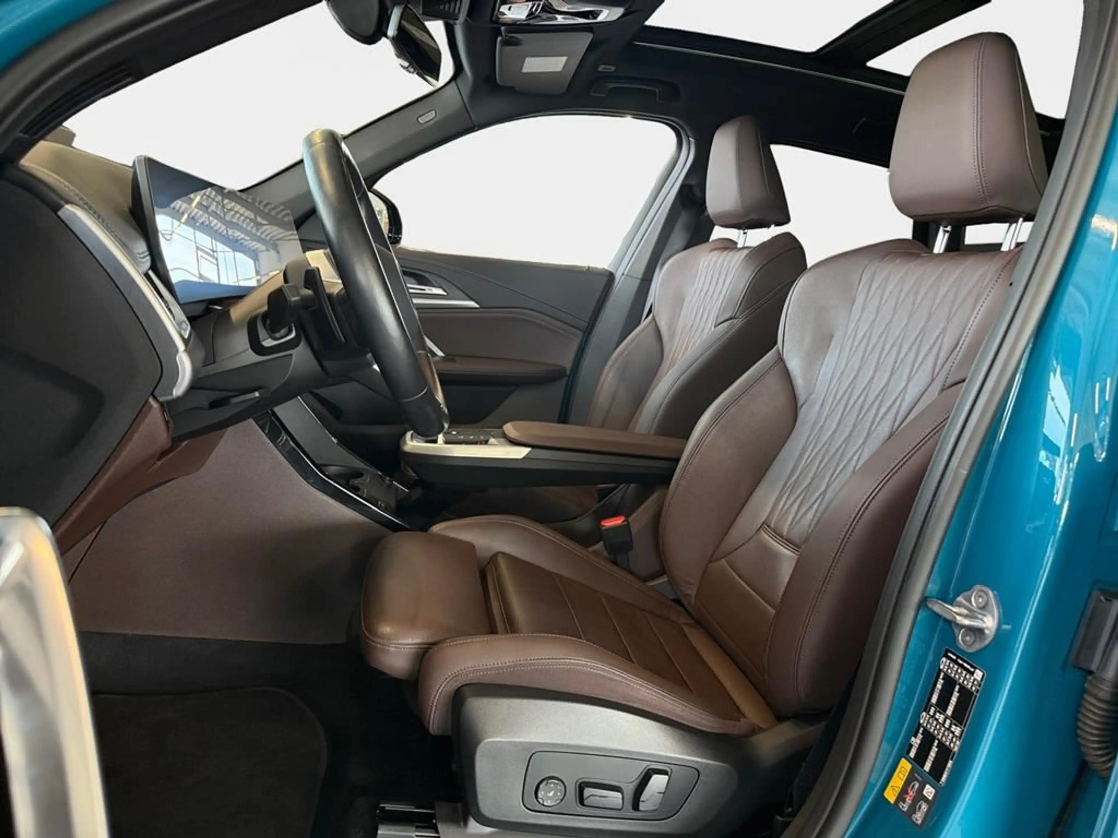 BMW iX1 M Sport — photo 10