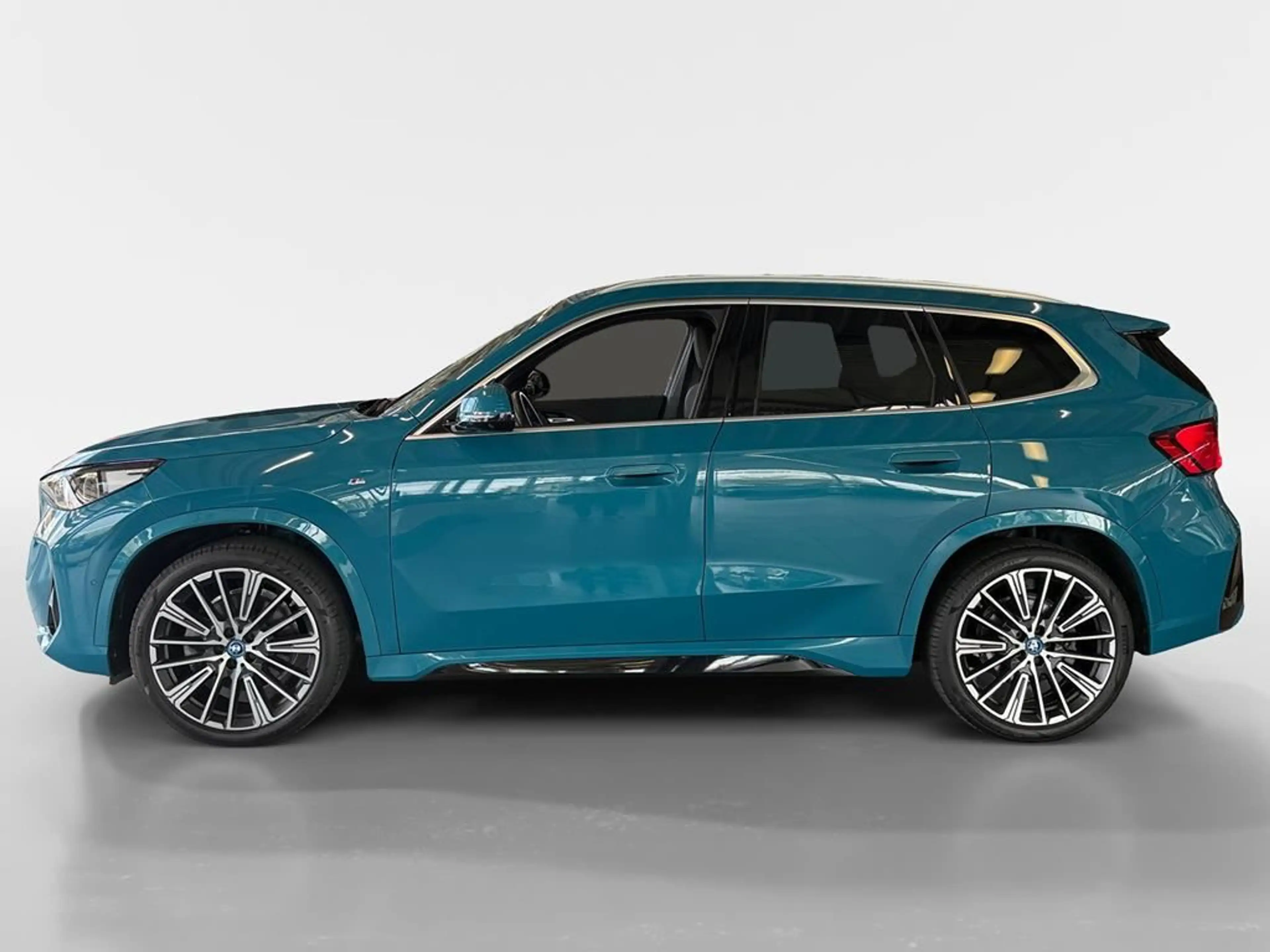 BMW iX1 M Sport — photo 4
