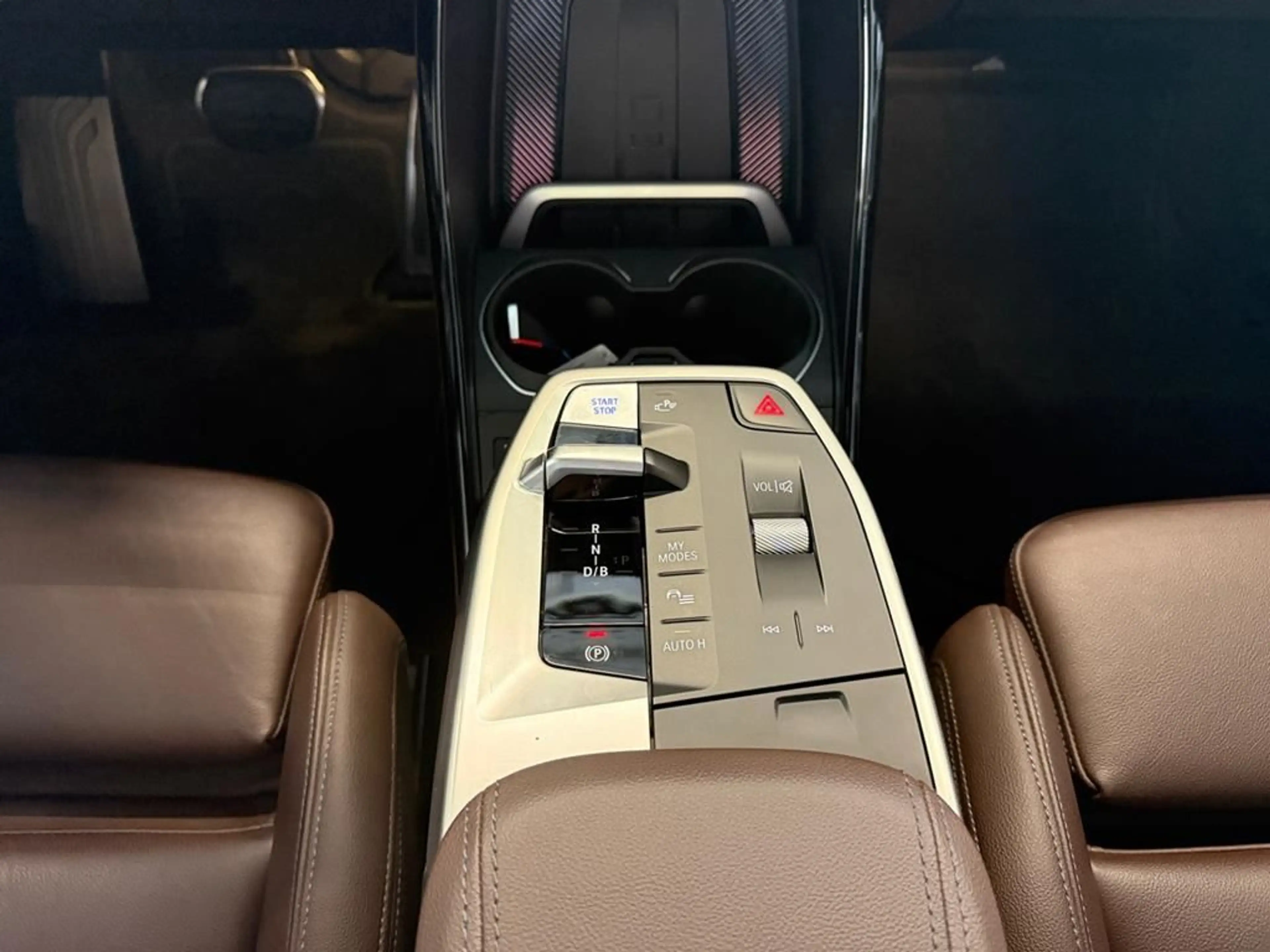 BMW iX1 M Sport — photo 12