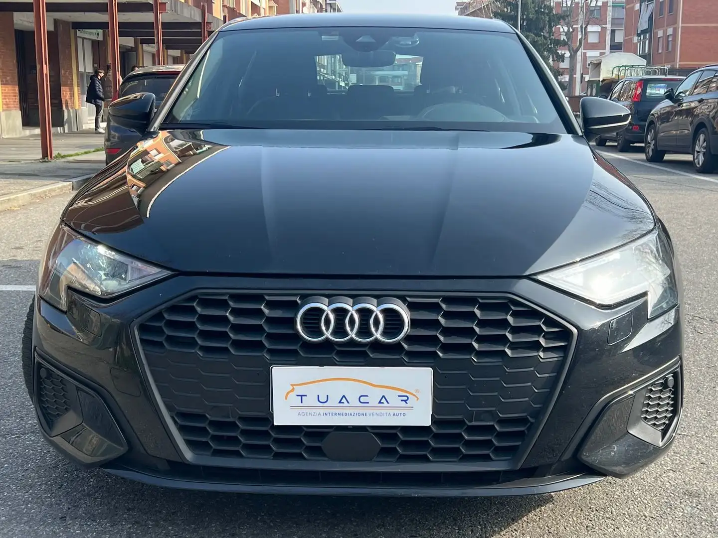 Audi A3 Business 1.5 35 TFSI Schwarz - 2