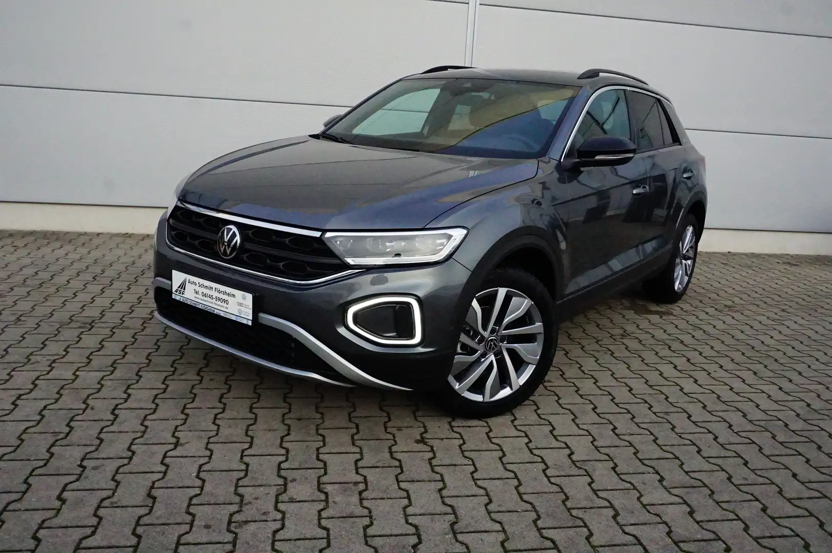 Volkswagen T-Roc GOAL 1.5 l TSI 7-Gang-DSG Navi,AHK,RFK,LED Grijs - 2