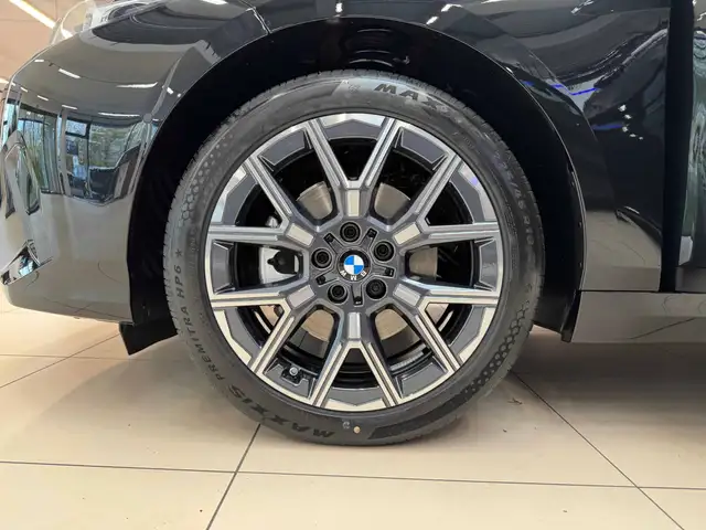 BMW 1 Series view 4