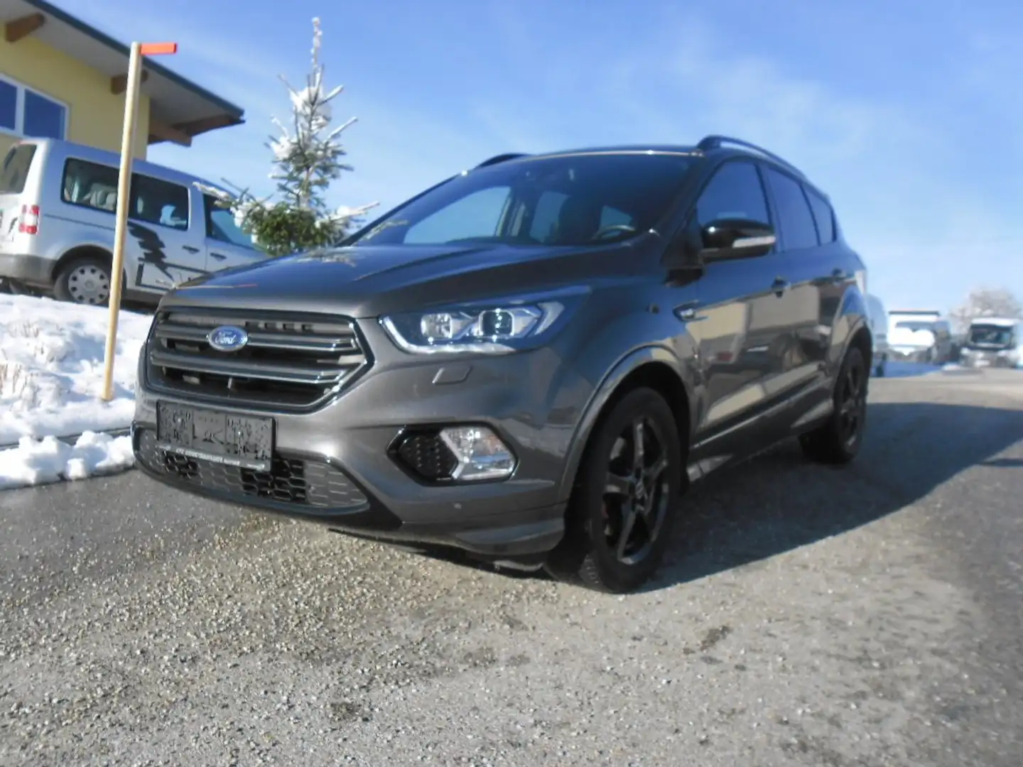 Ford Kuga 4x4, Automatik, AHK,ST-Line Grau - 2