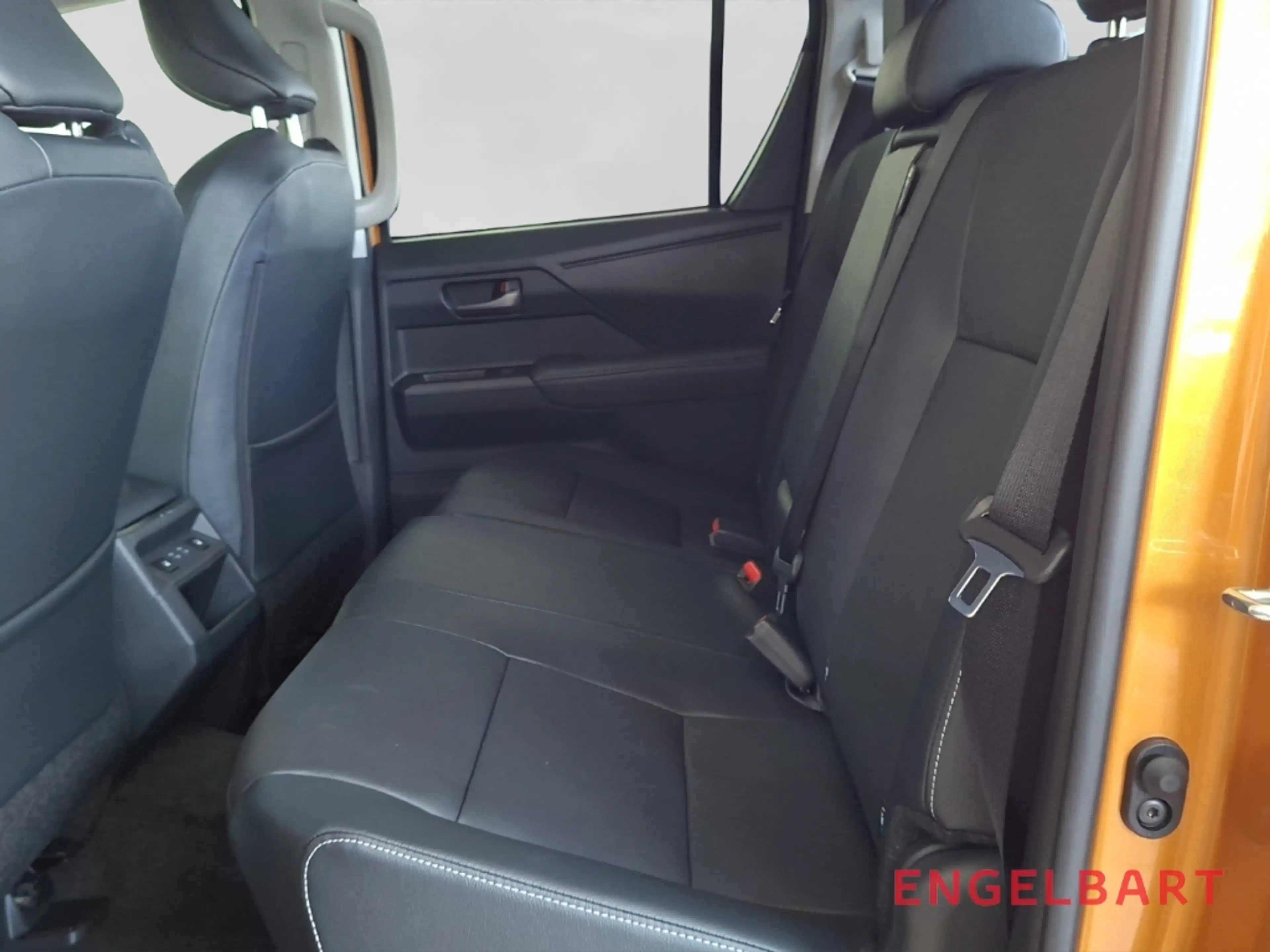 Toyota Hilux 2.8D Mild Hybrid Double Cab Invincible — photo 12
