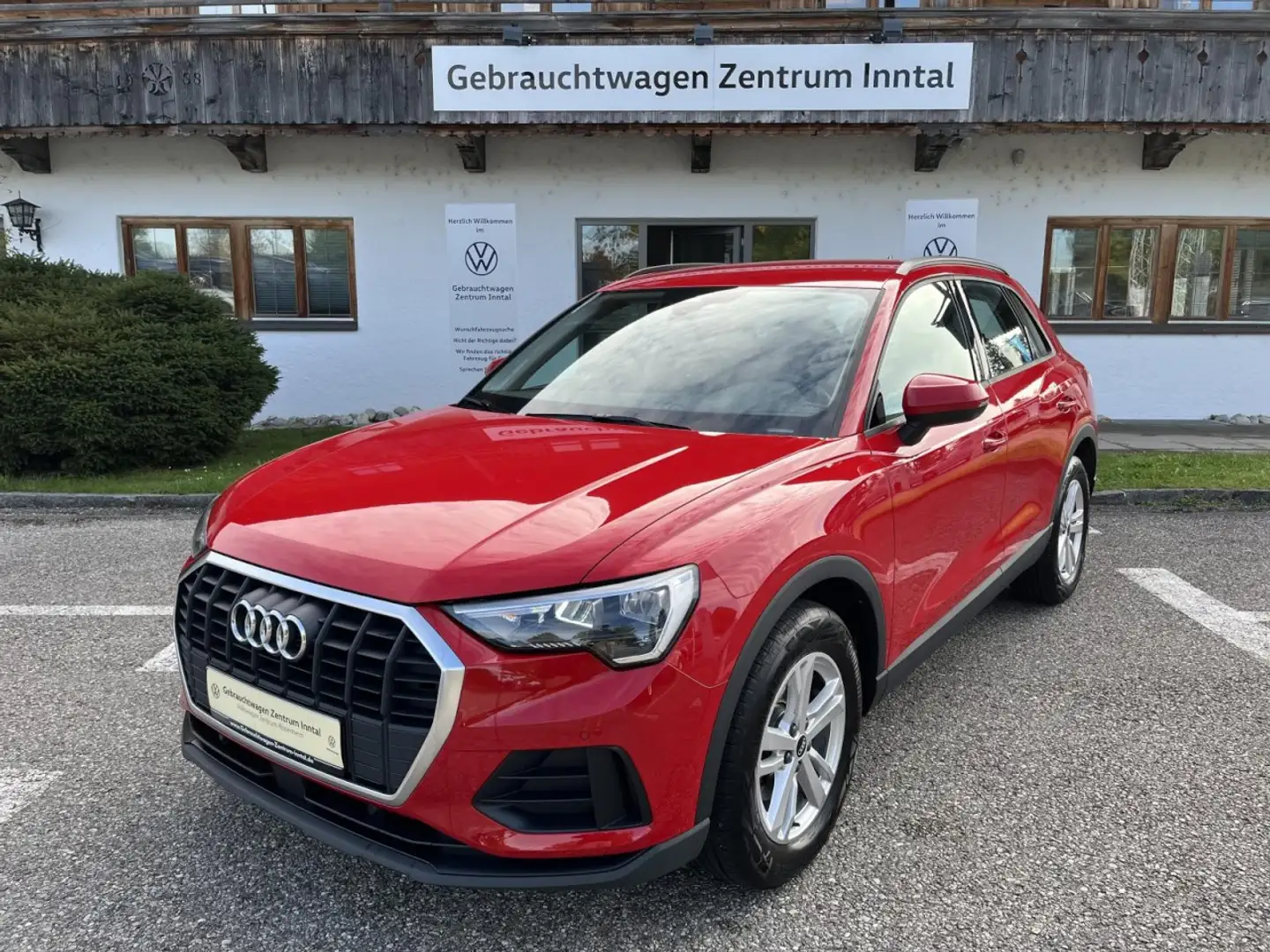 Audi Q3 35 1,5 TFSI basis (Navi+LED+Sitzhzg.) Klima Navi Rot - 2