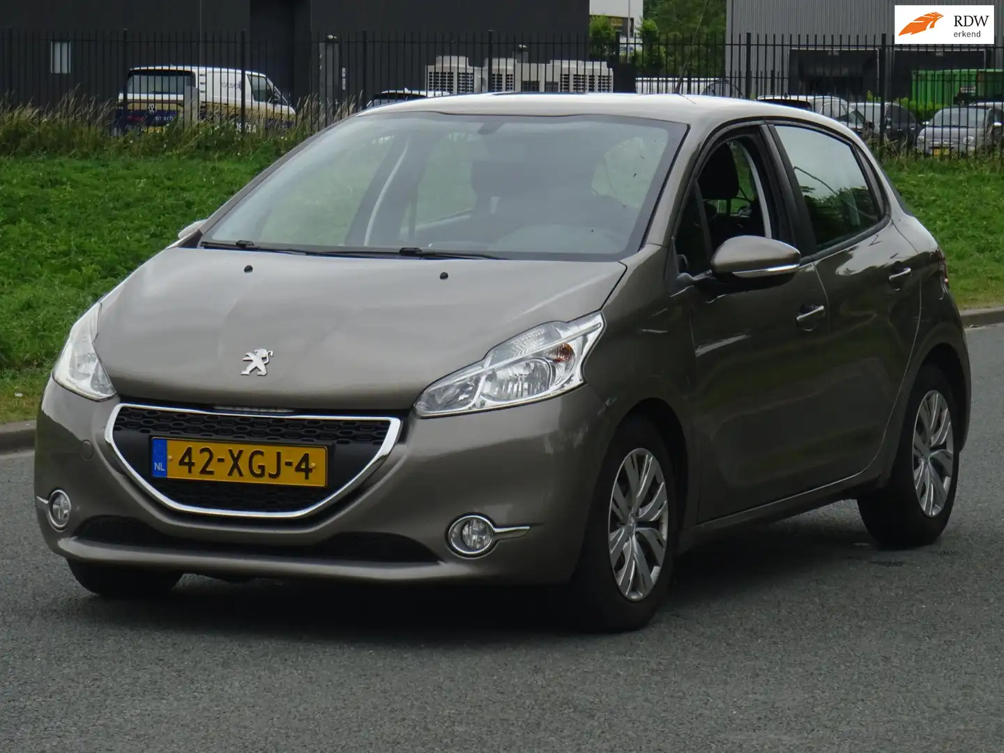 Peugeot 208 1.4 VTi Active 5DRS NAP/AIRCO/CRUISE/PDC/NW APK Grijs - 1