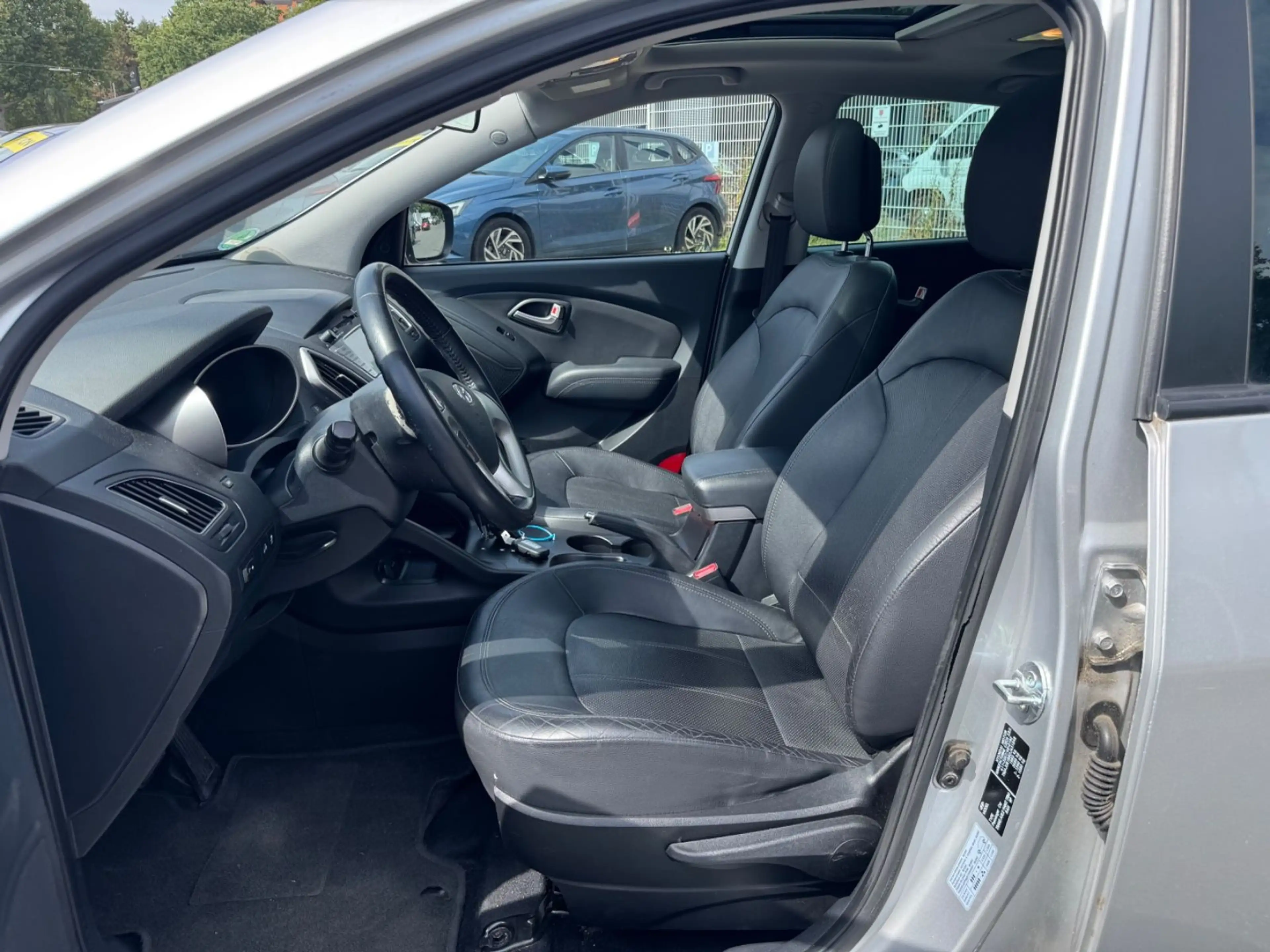 Hyundai iX35 PREMIUM/AUTOMATIK/2.HD/NAVI/LEDER/PANO/ALU/59TKM — photo 9
