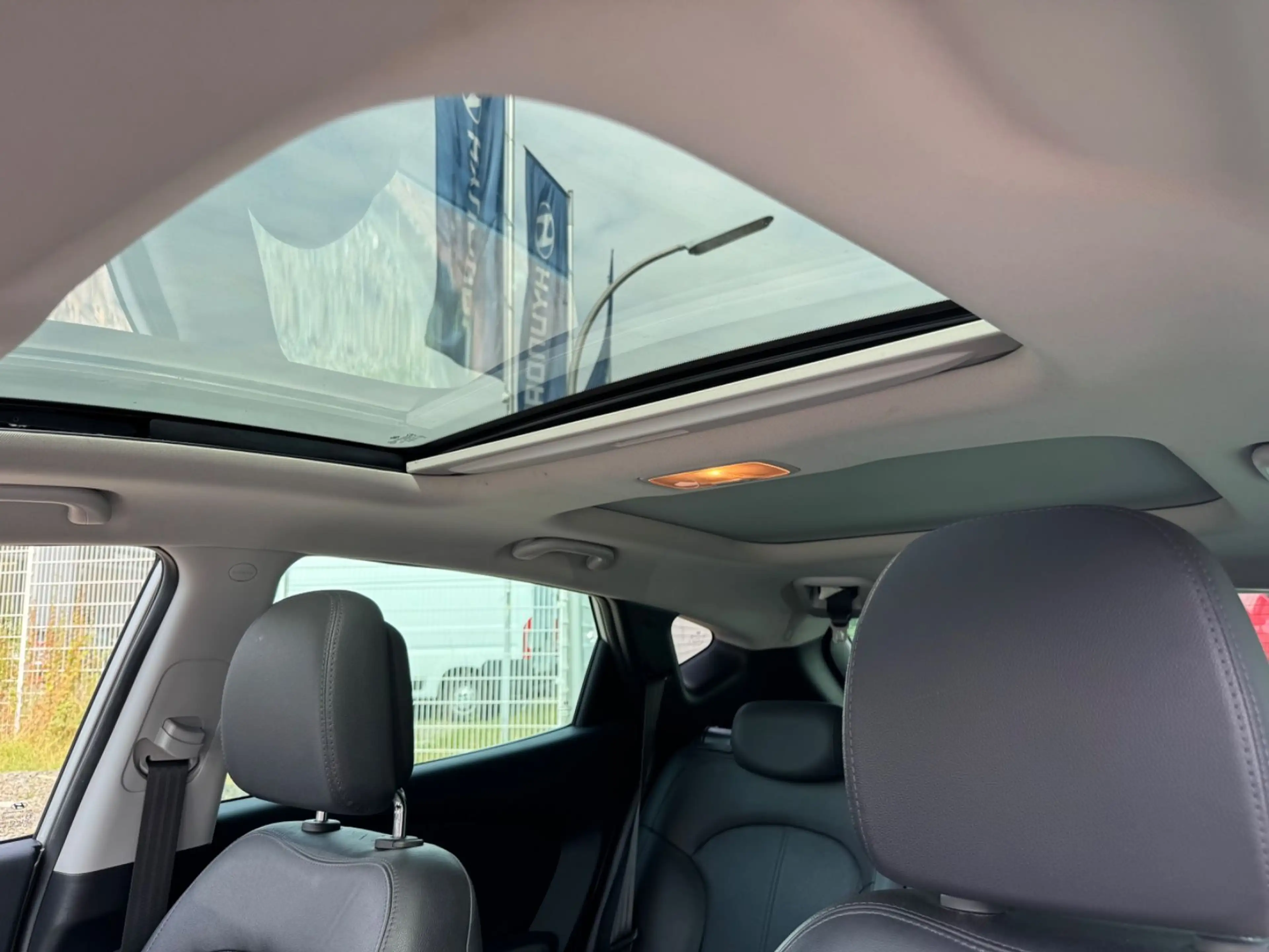 Hyundai iX35 PREMIUM/AUTOMATIK/2.HD/NAVI/LEDER/PANO/ALU/59TKM — photo 10