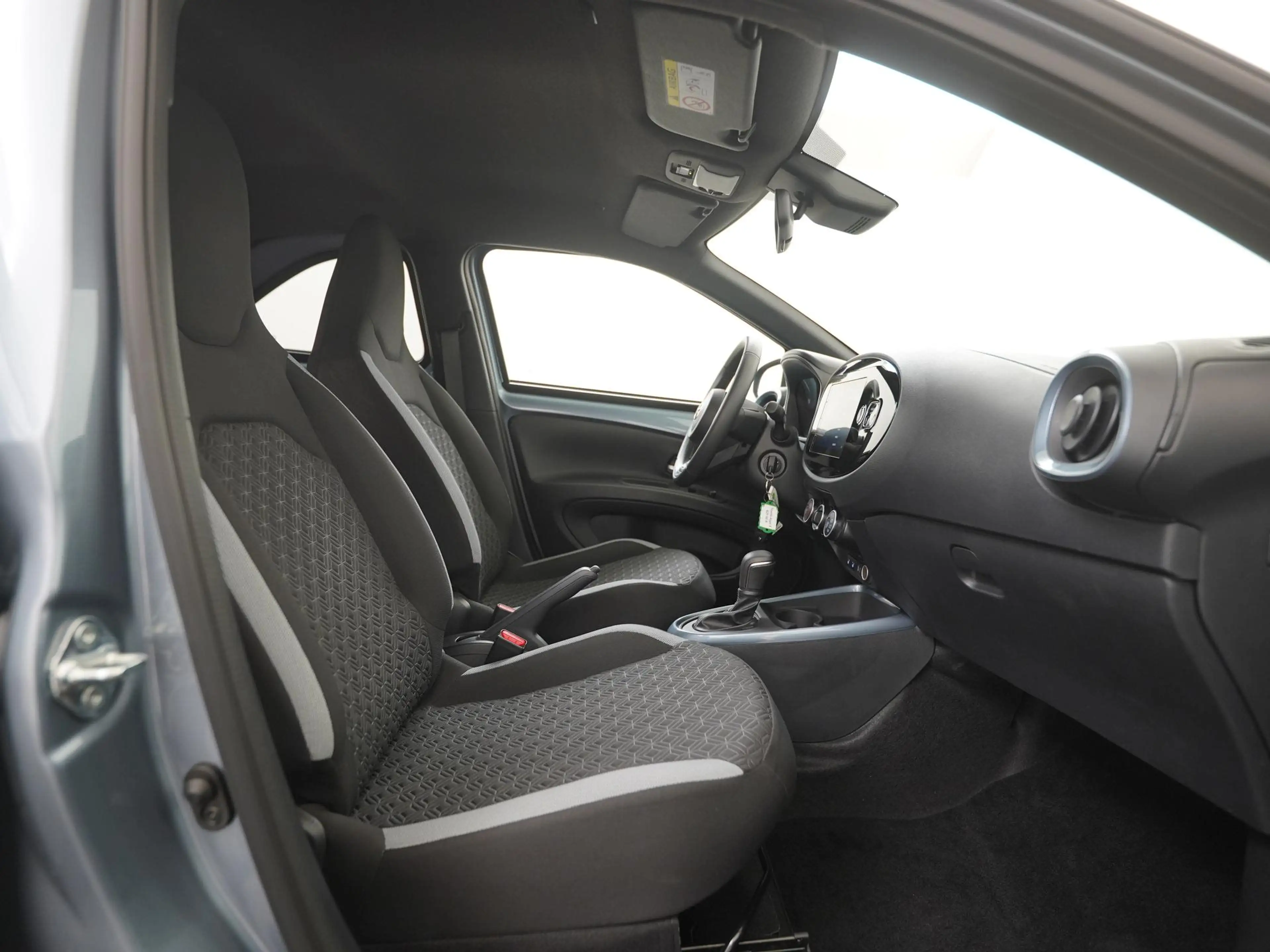 Toyota Aygo X 1.0 VVT-i S-CVT Pulse Two-Tone Automaat | Camera | — photo 3