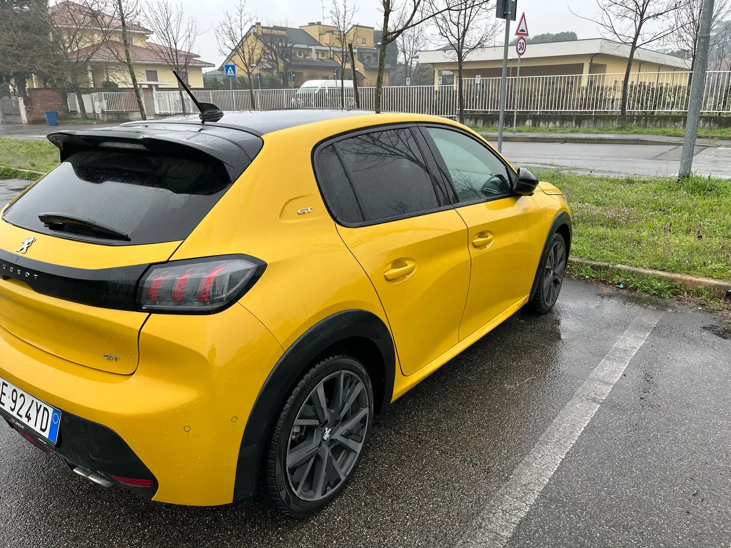 Peugeot 208 1.2 puretech GT Pack s&s 130cv eat8 Oro - 2