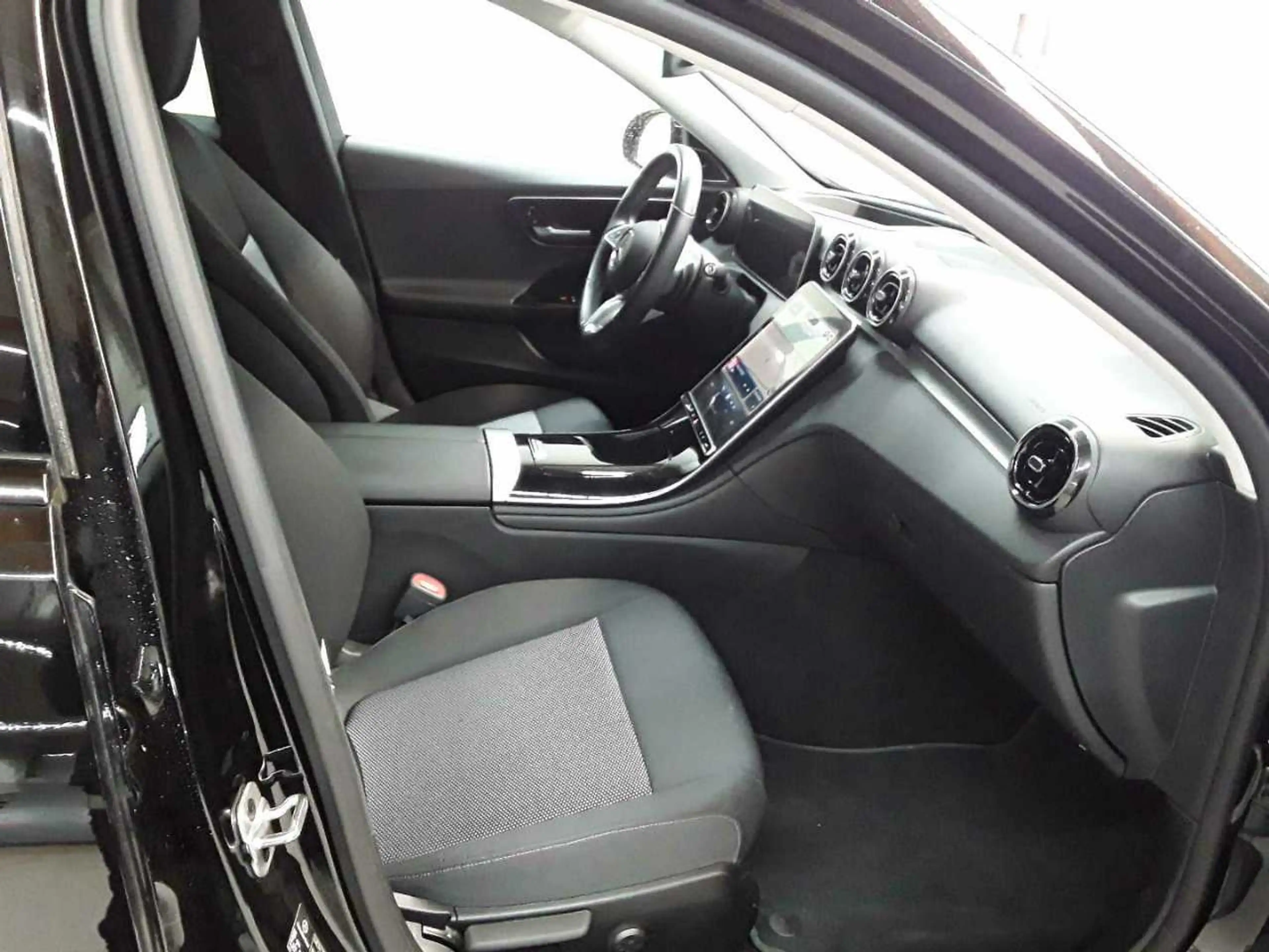 Mercedes-Benz C 300 C 300 e T-AHK Beam PANO InfotainP AssiP — photo 8