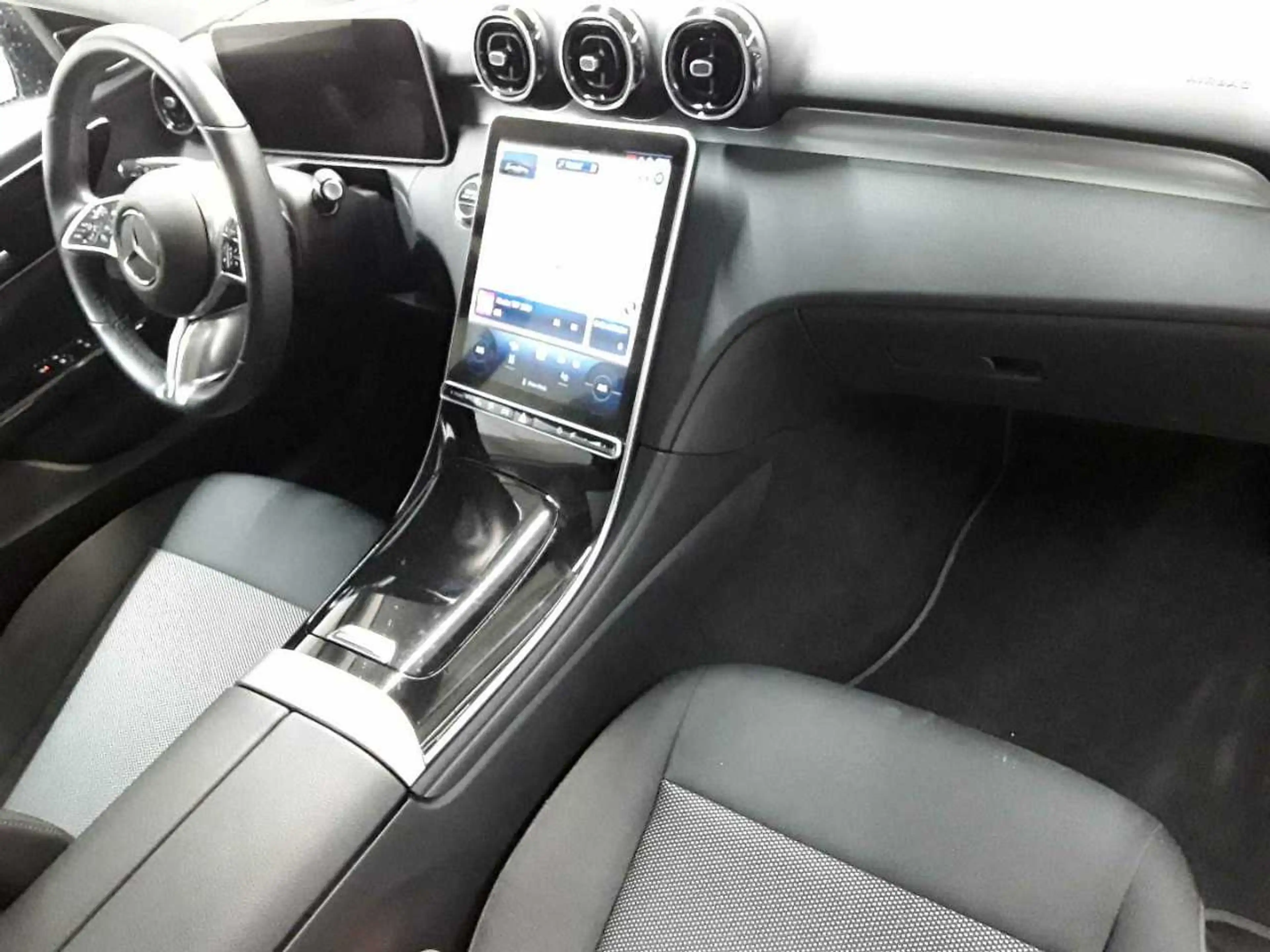 Mercedes-Benz C 300 C 300 e T-AHK Beam PANO InfotainP AssiP — photo 9