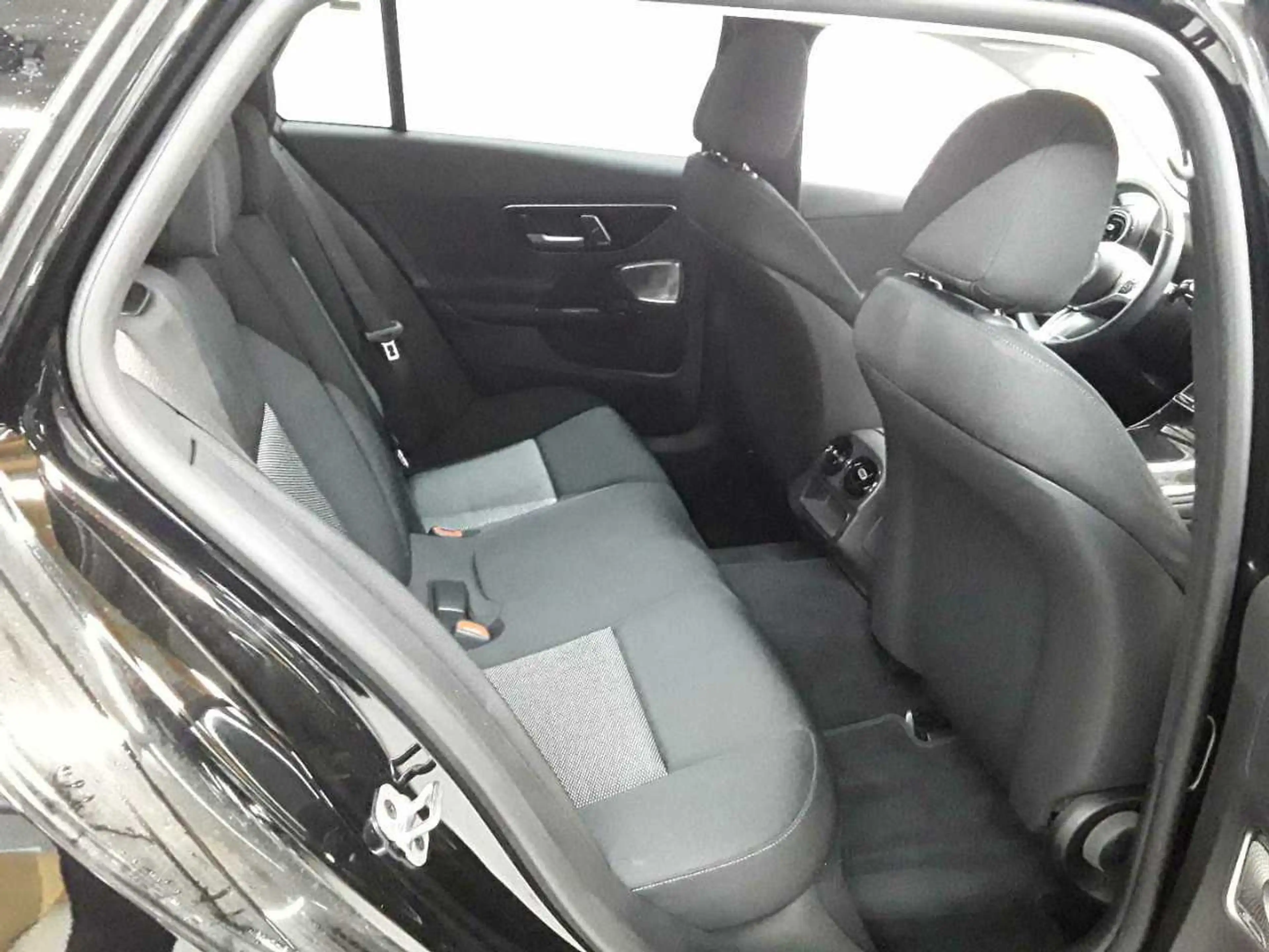 Mercedes-Benz C 300 C 300 e T-AHK Beam PANO InfotainP AssiP — photo 14