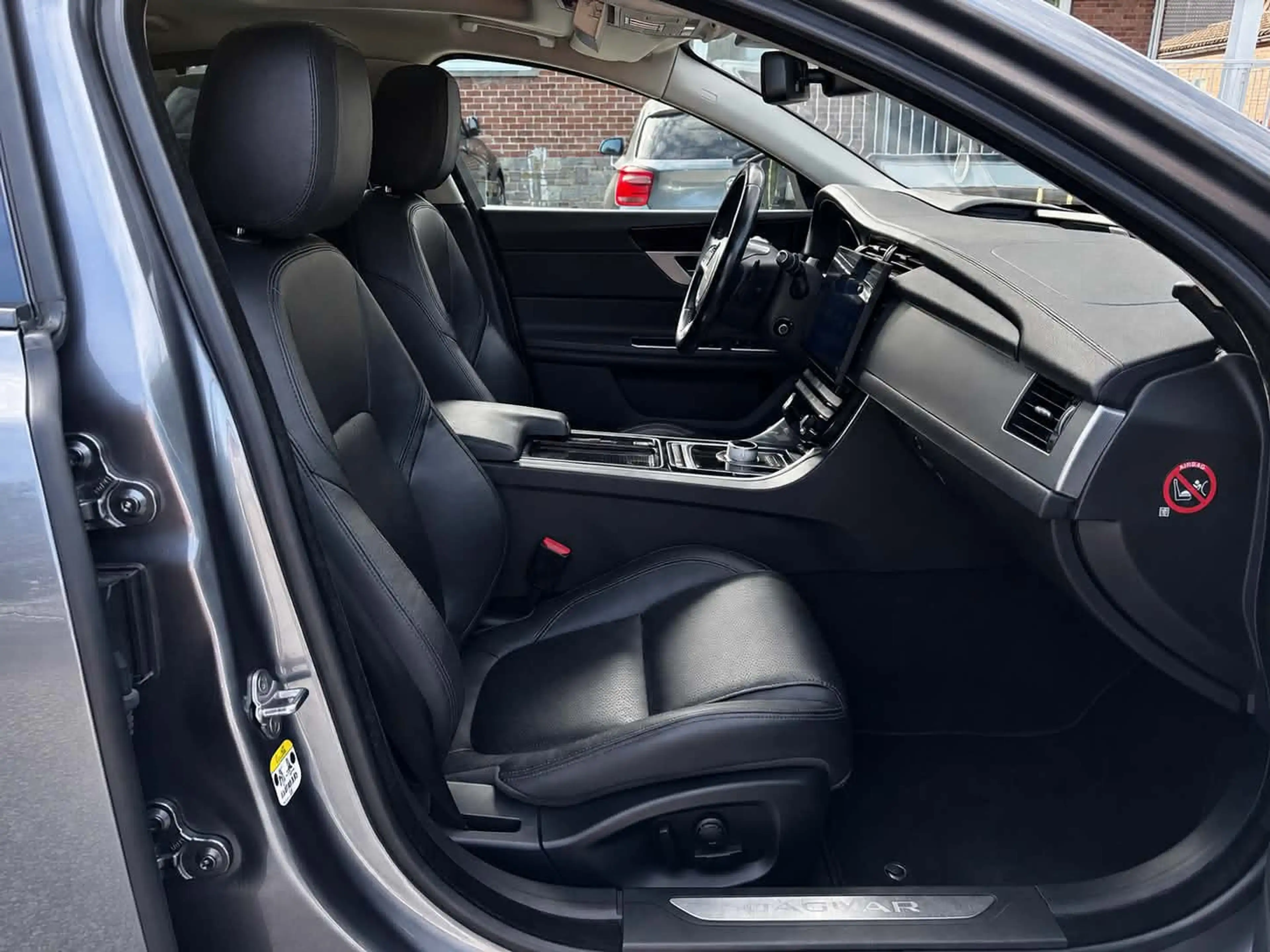 Jaguar XF 2.0d-Euro6b-Boite Automatique-Led-Pdc-Caméra-Toit Ouvrant-Carplay-Keyless Go...Toutes Options !! — photo 12