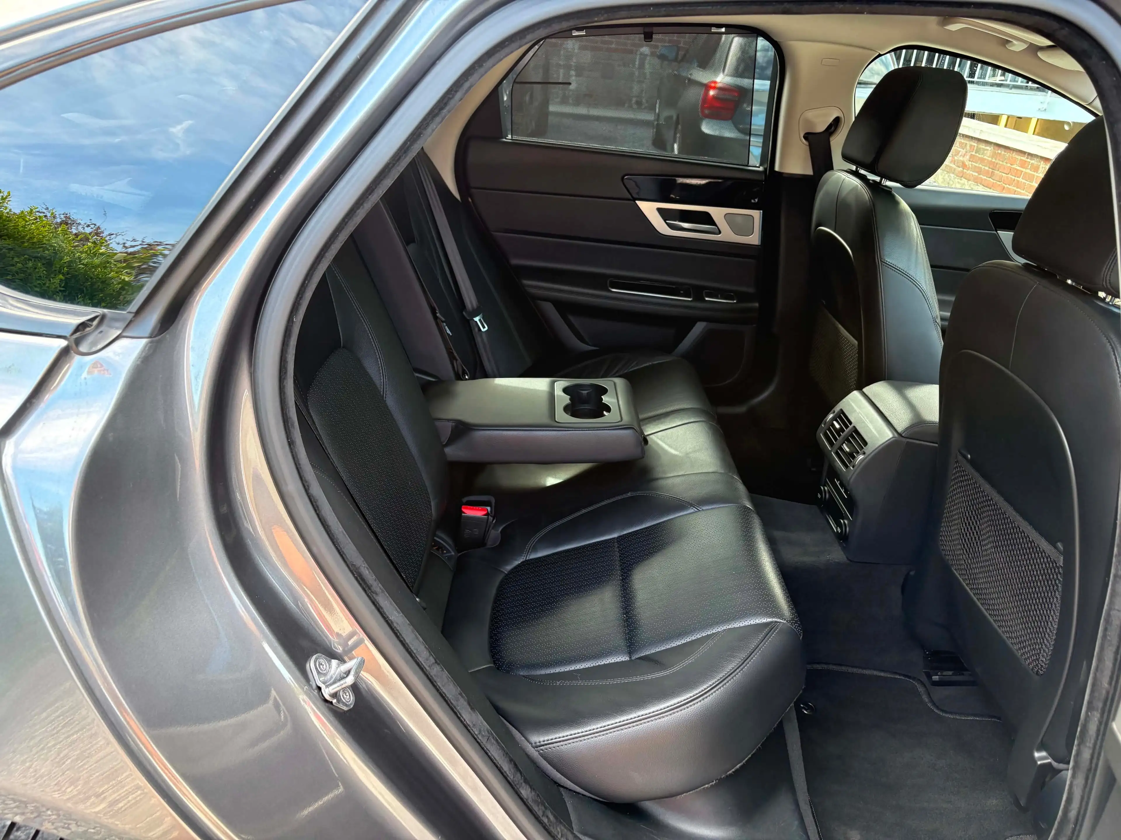 Jaguar XF 2.0d-Euro6b-Boite Automatique-Led-Pdc-Caméra-Toit Ouvrant-Carplay-Keyless Go...Toutes Options !! — photo 14