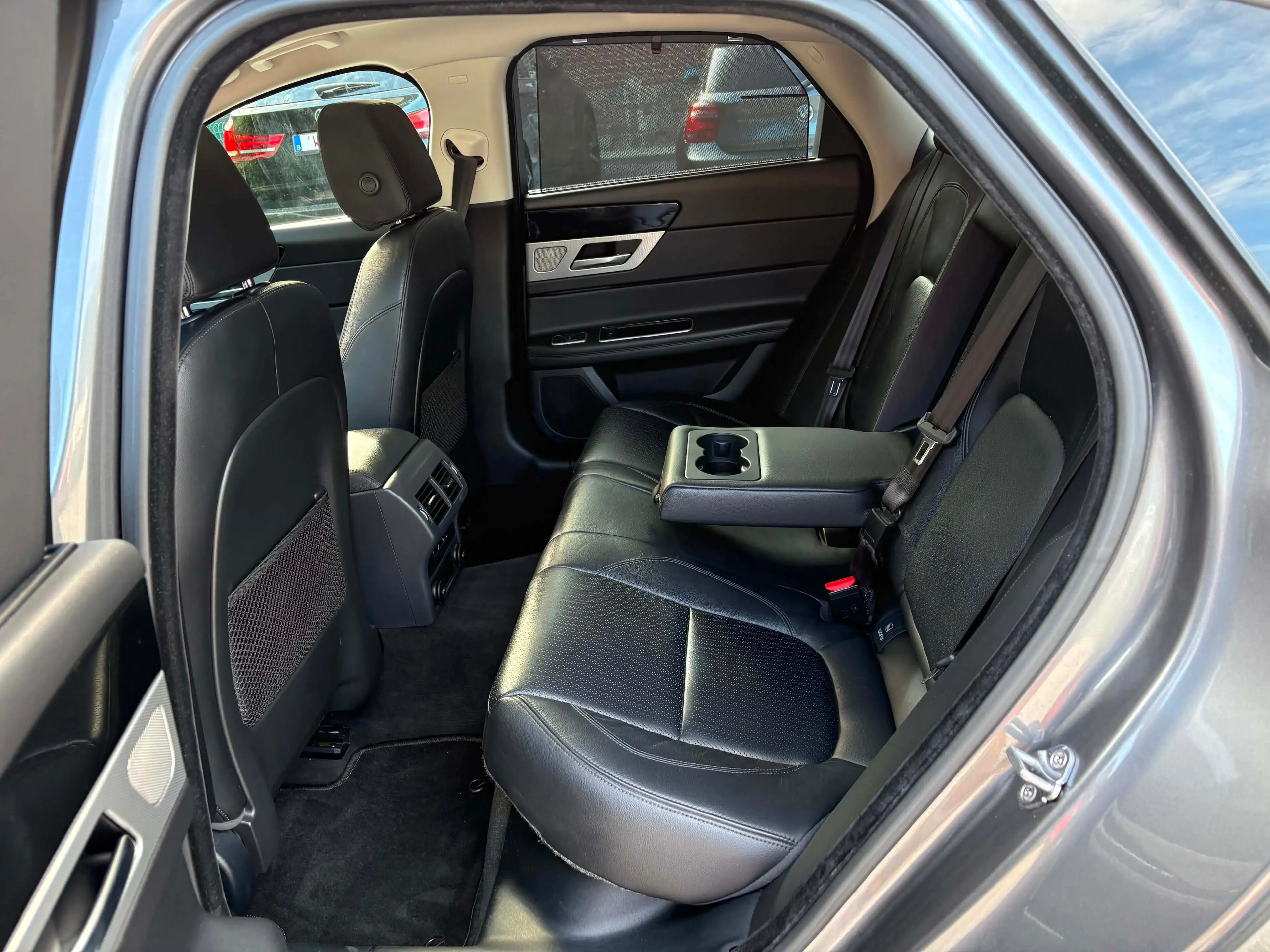 Jaguar XF 2.0d-Euro6b-Boite Automatique-Led-Pdc-Caméra-Toit Ouvrant-Carplay-Keyless Go...Toutes Options !! — photo 8