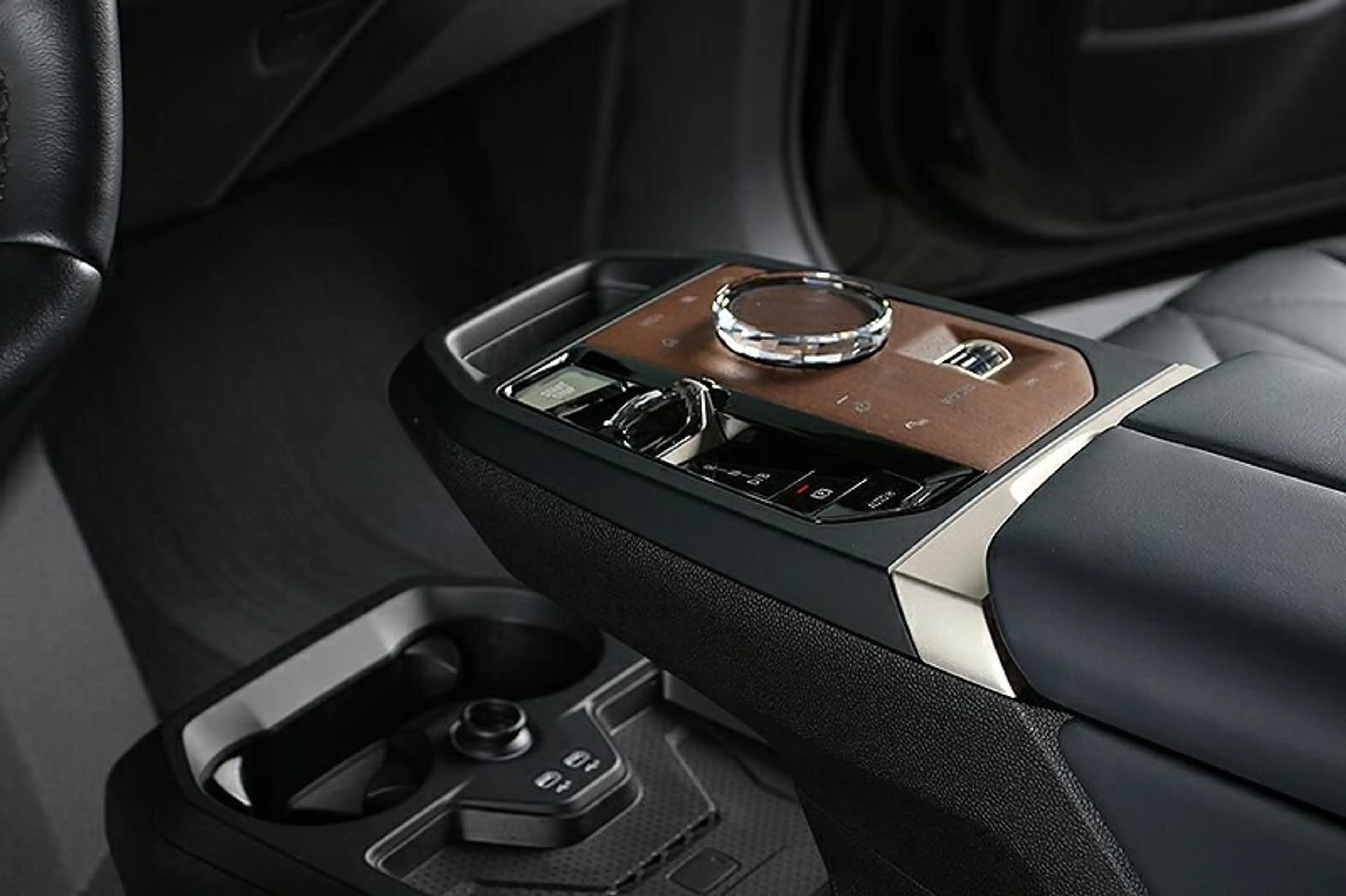 BMW iX xDrive50 Sportpaket AHK ACC Laser H&K HuD — photo 8