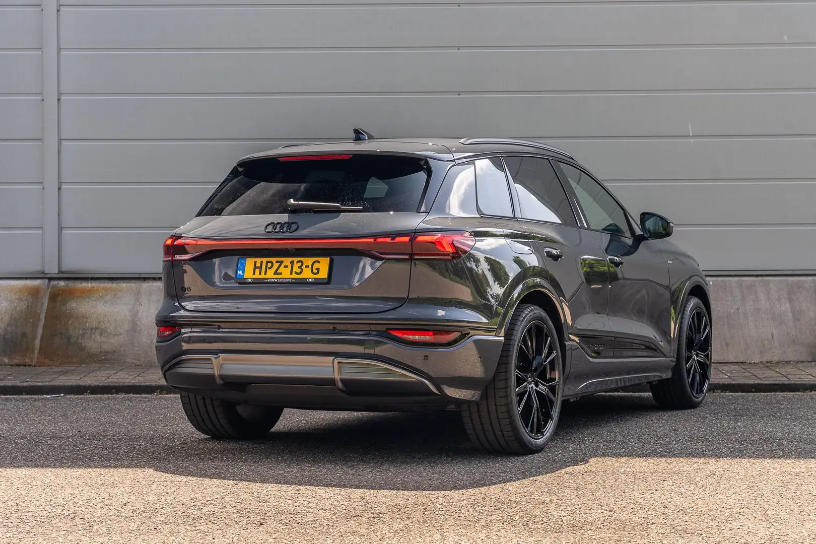 Audi Q6 e-tron 252pk Launch Edition 83 kWh | Tech Plus Pak Grijs - 2
