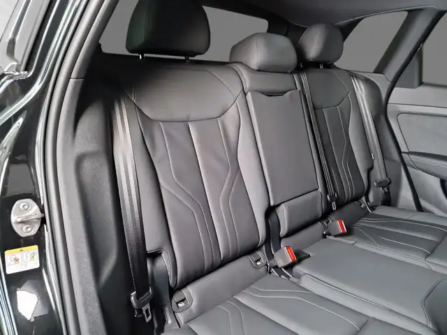 Audi Q3 view 8