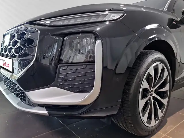 Audi Q3 view 6