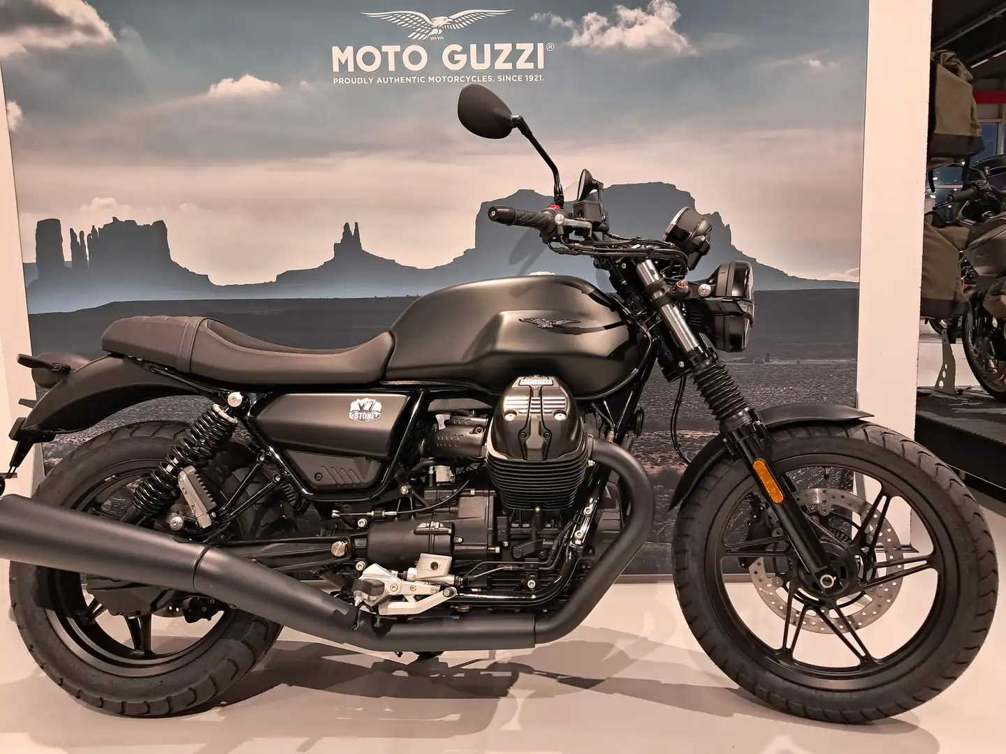 Moto Guzzi V 7 Stone Negru - 1