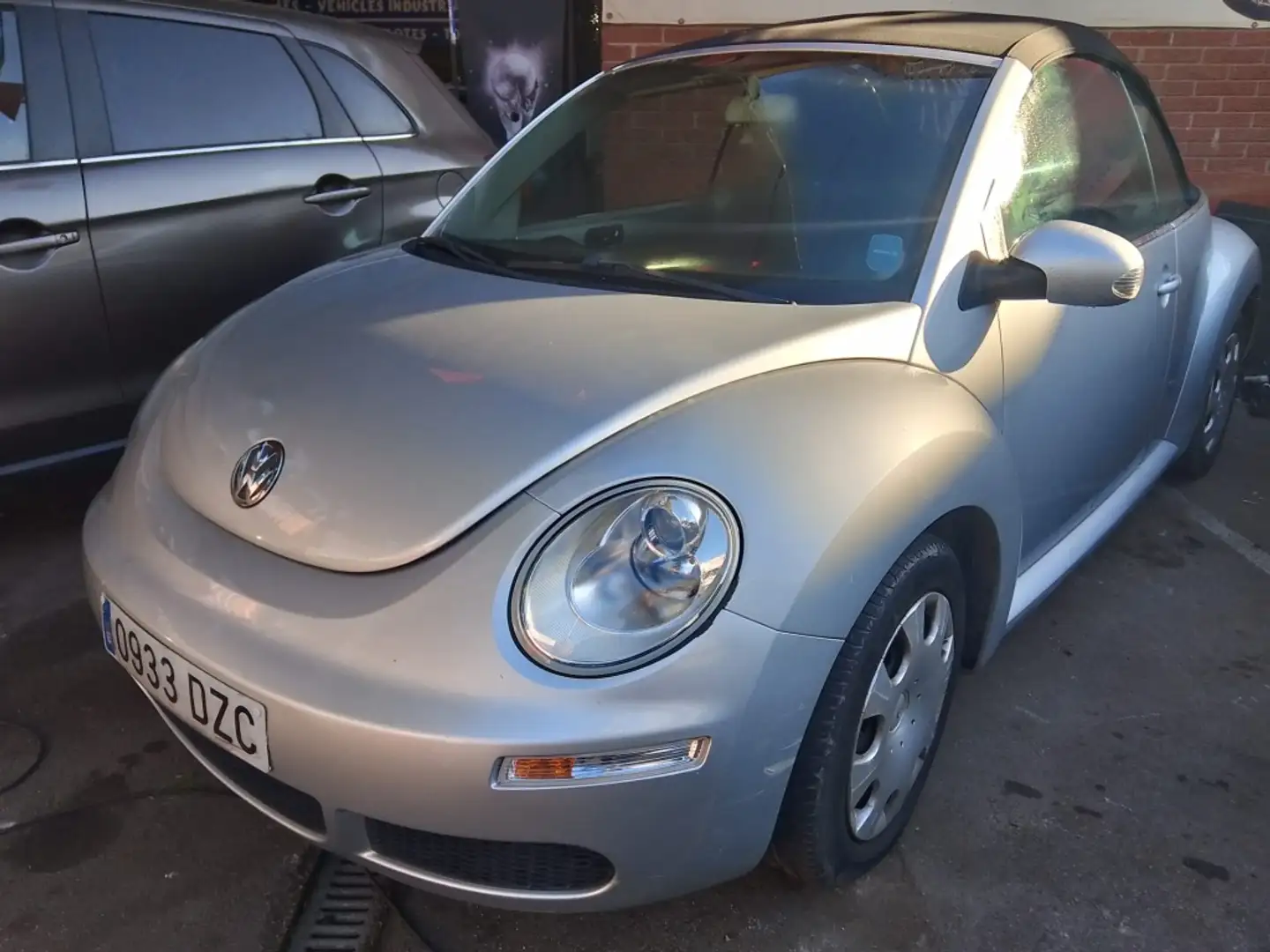 Volkswagen Beetle Descapotable Manual de 2 Puertas Plateado - 2