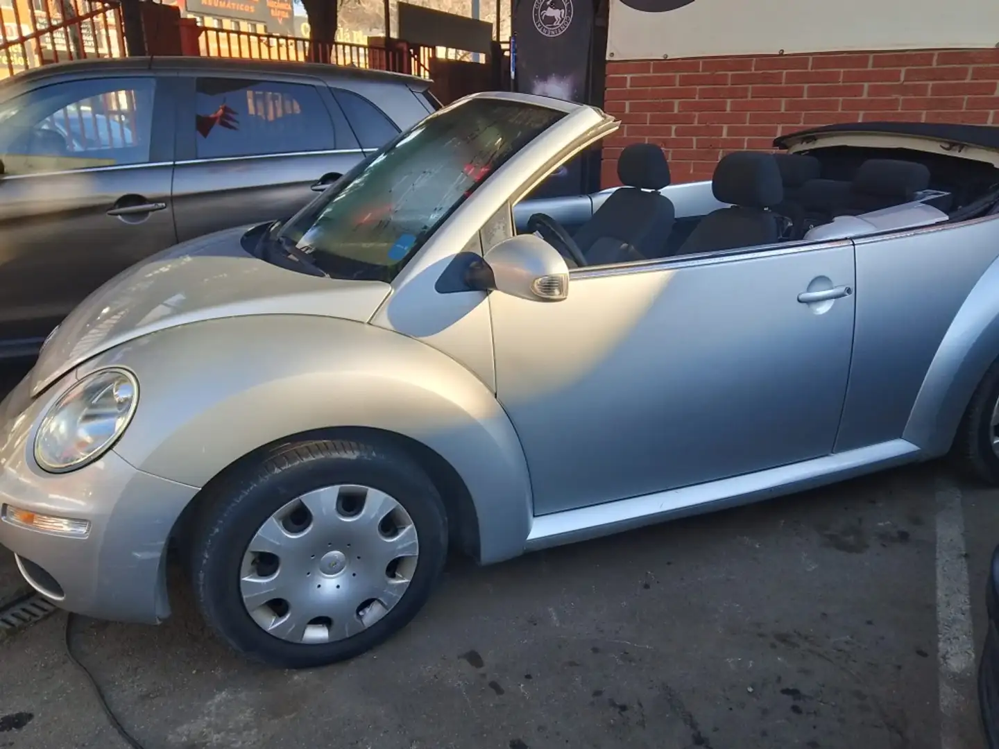 Volkswagen Beetle Descapotable Manual de 2 Puertas Plateado - 1