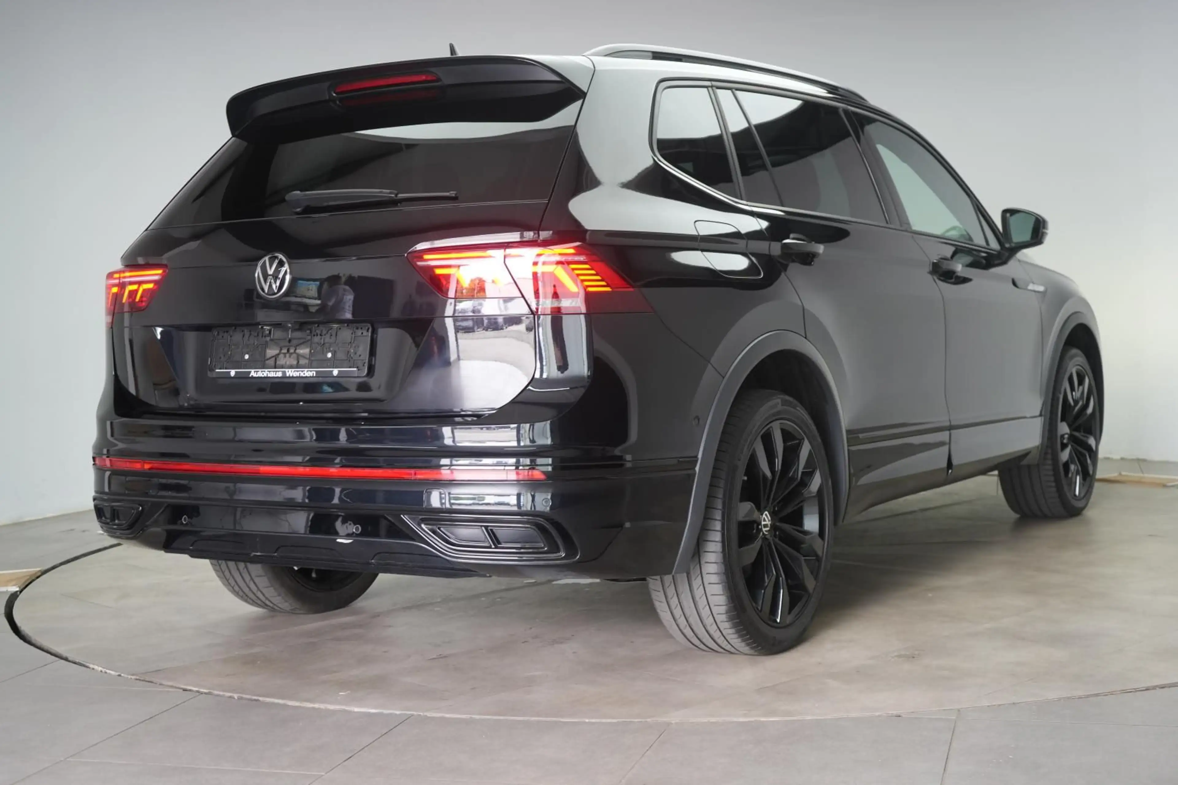 Volkswagen Tiguan Allspace 2.0 TDI 4Motion DSG R-Line Leder — photo 4