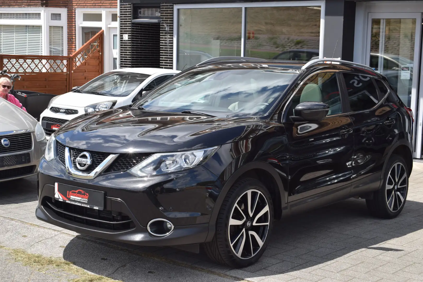 Nissan Qashqai 1.2 Tekna Automaat Pano 360 Camera PDC Navi Zwart - 2