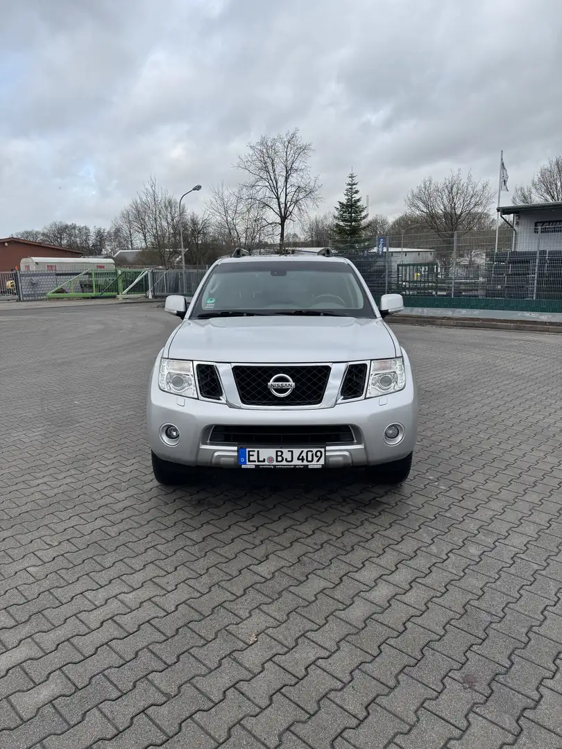 Nissan Pathfinder 2.5 dCi LE Grau - 2