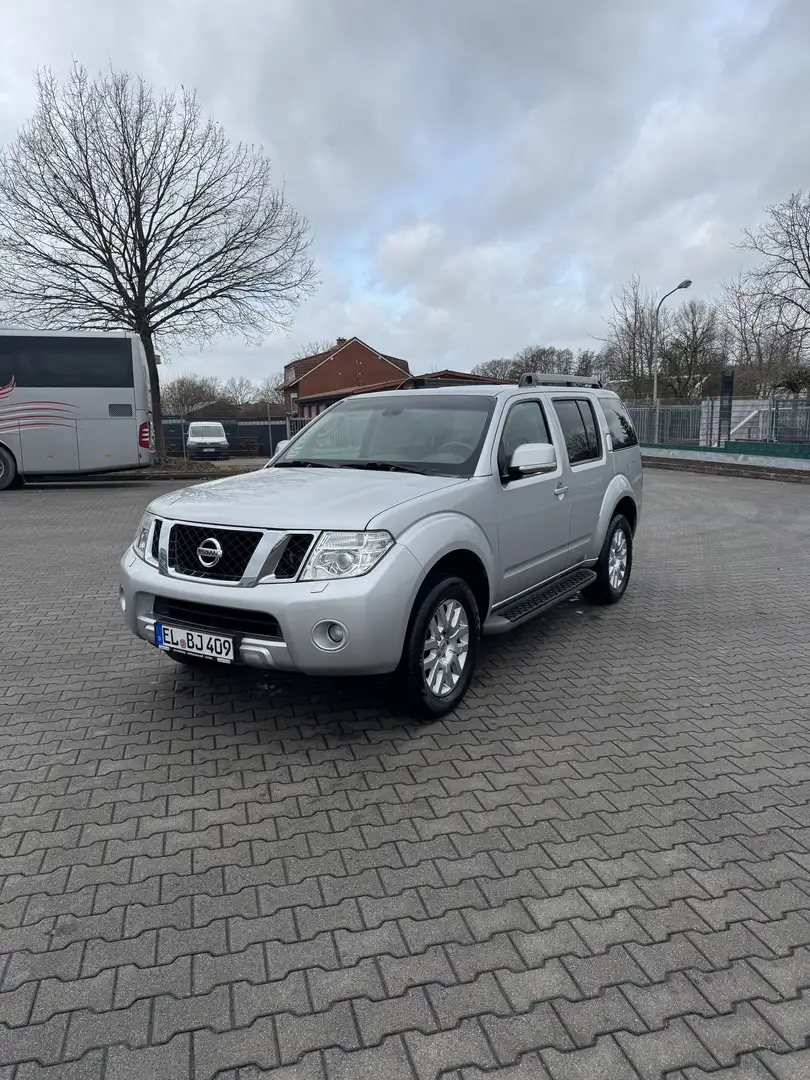 Nissan Pathfinder 2.5 dCi LE Grau - 1