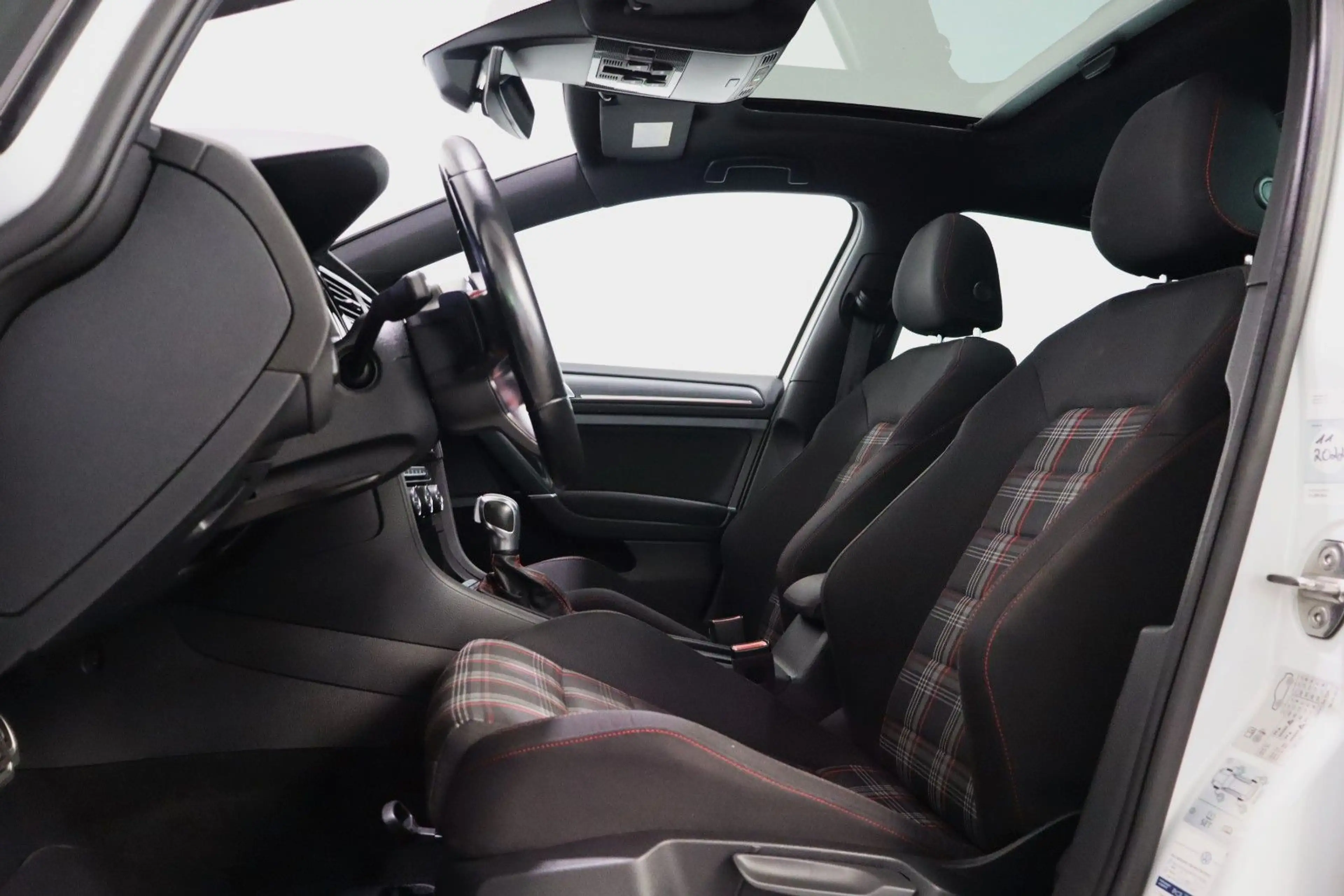 Volkswagen Golf VII GTI 2,0 TSI DSG Performance Virtual ACC — photo 6