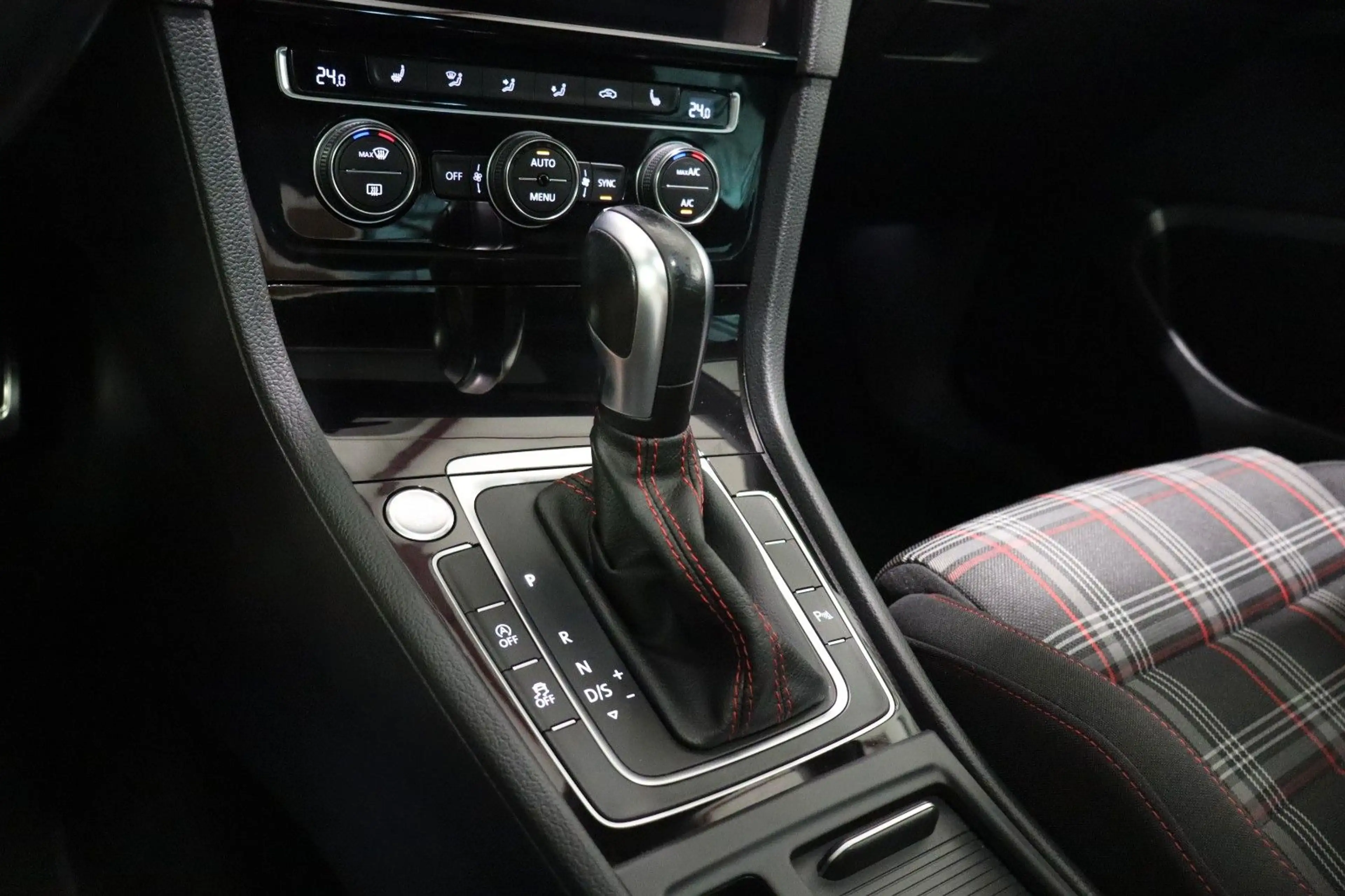 Volkswagen Golf VII GTI 2,0 TSI DSG Performance Virtual ACC — photo 14
