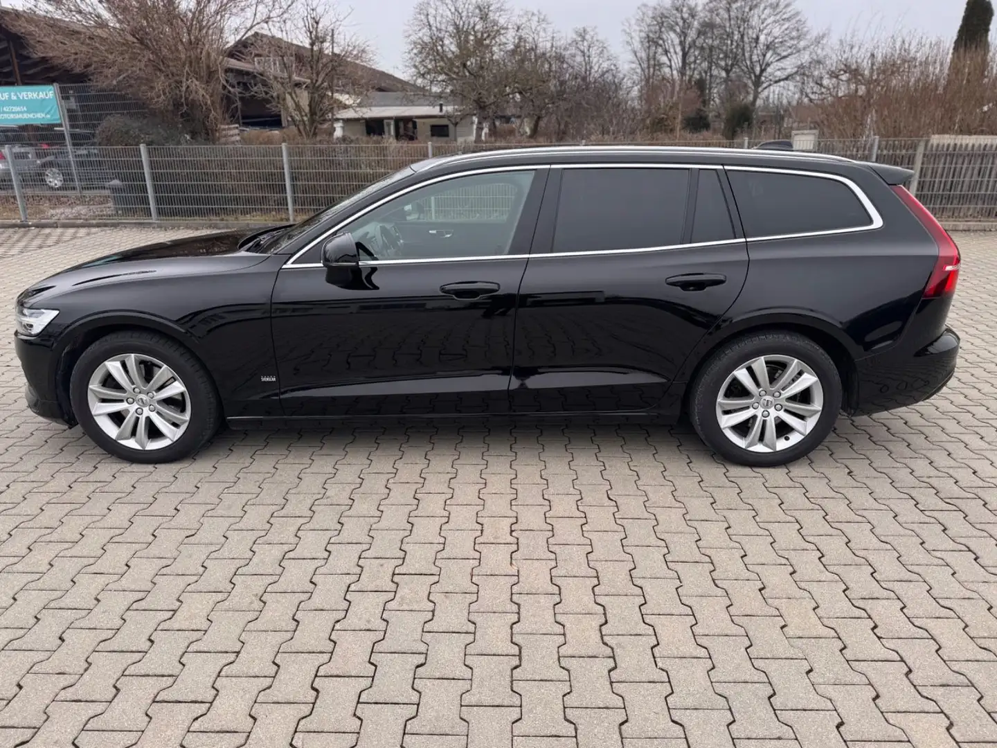 Volvo V60 Kombi Momentum Pro PANORAMA LEDER Head Up Schwarz - 2