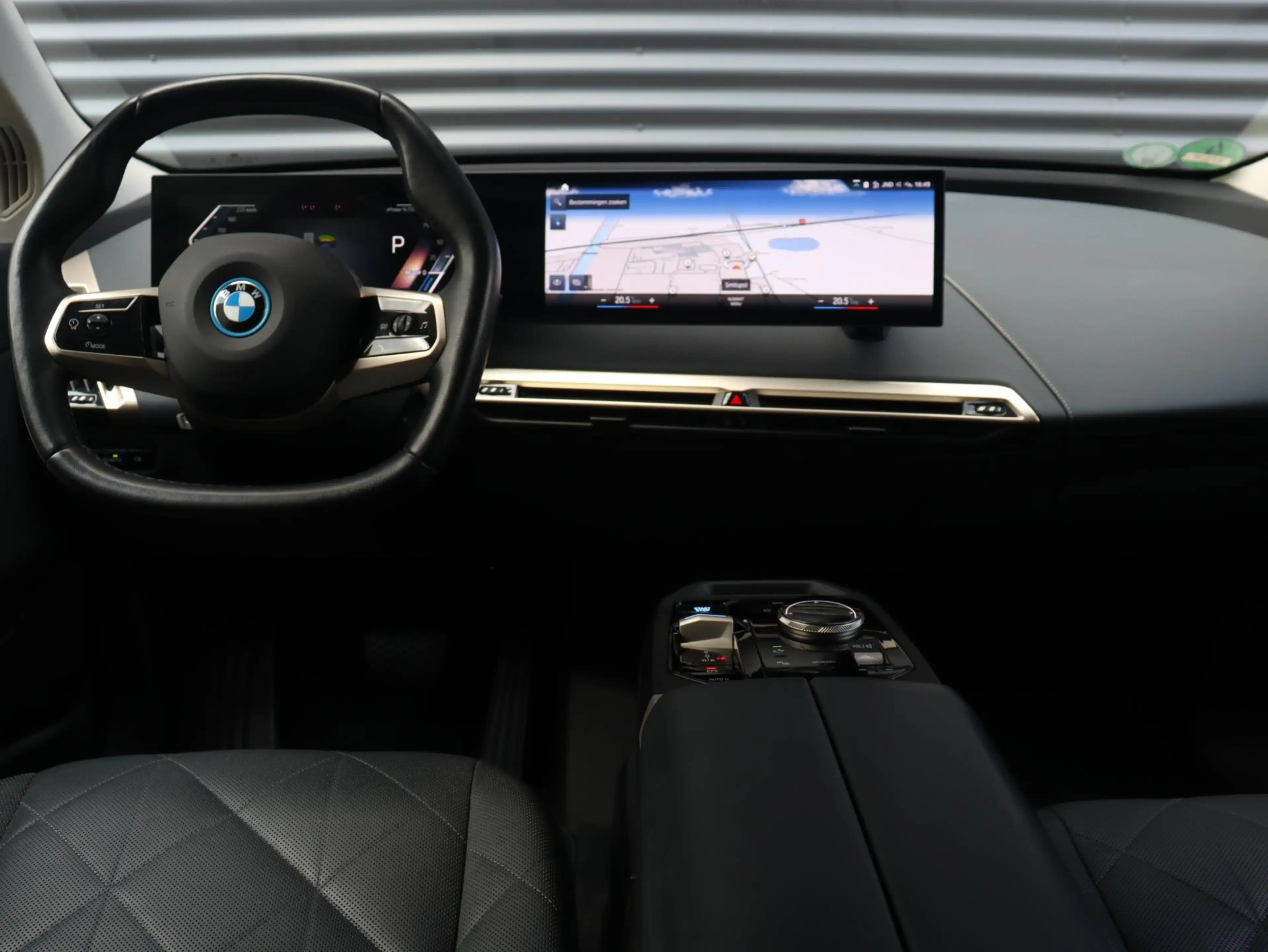 BMW iX xDrive40 | Driving Assistant Prof. | Trekhaak | He — photo 12