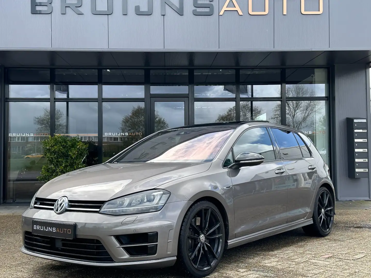 Volkswagen Golf 2.0 TSI R 4Motion |Pano|Camera|19inch|Leder|Keyles Grijs - 1