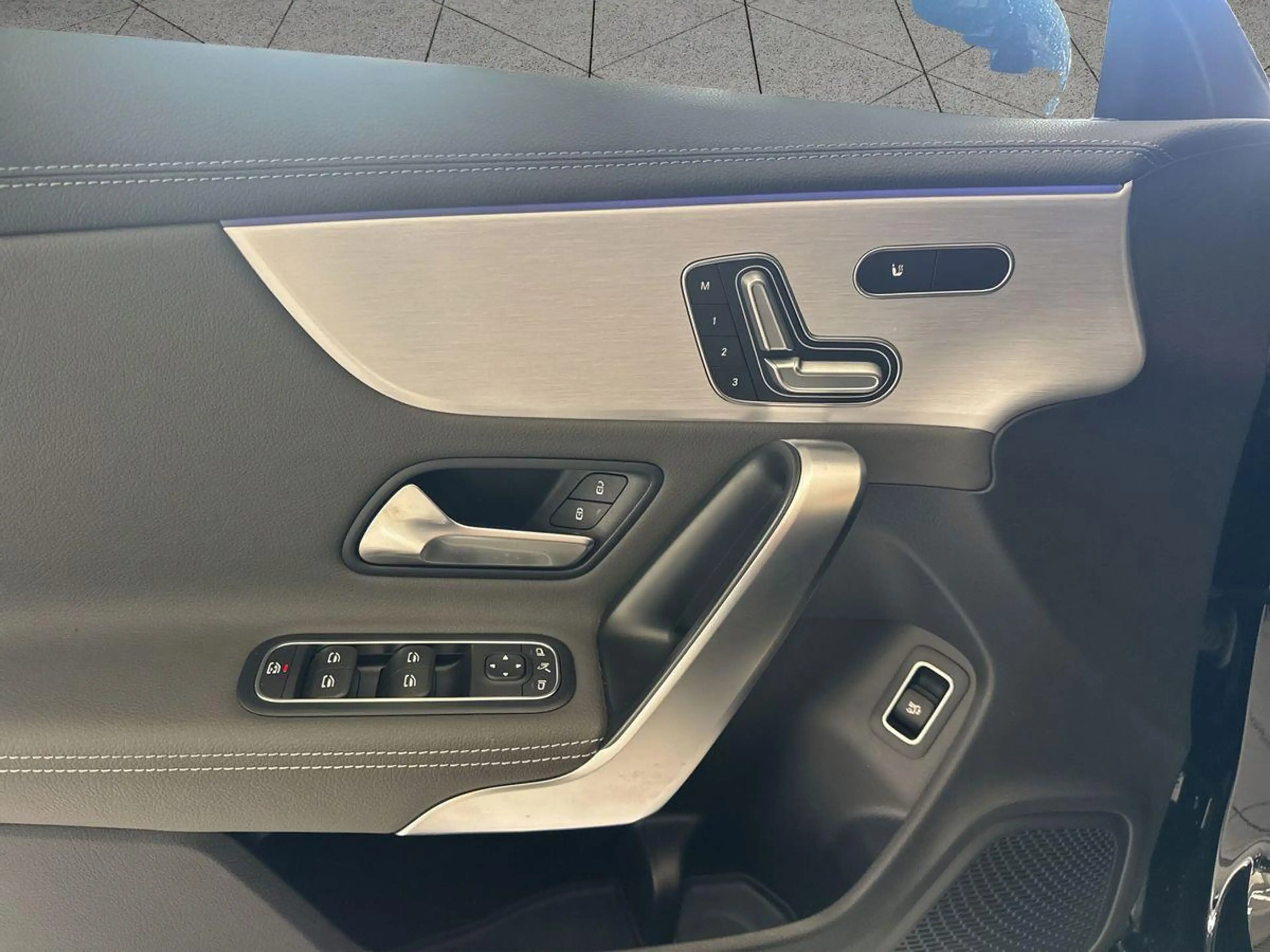 Mercedes-Benz CLA 200 AMG Leder Pano 360 Kam — photo 11