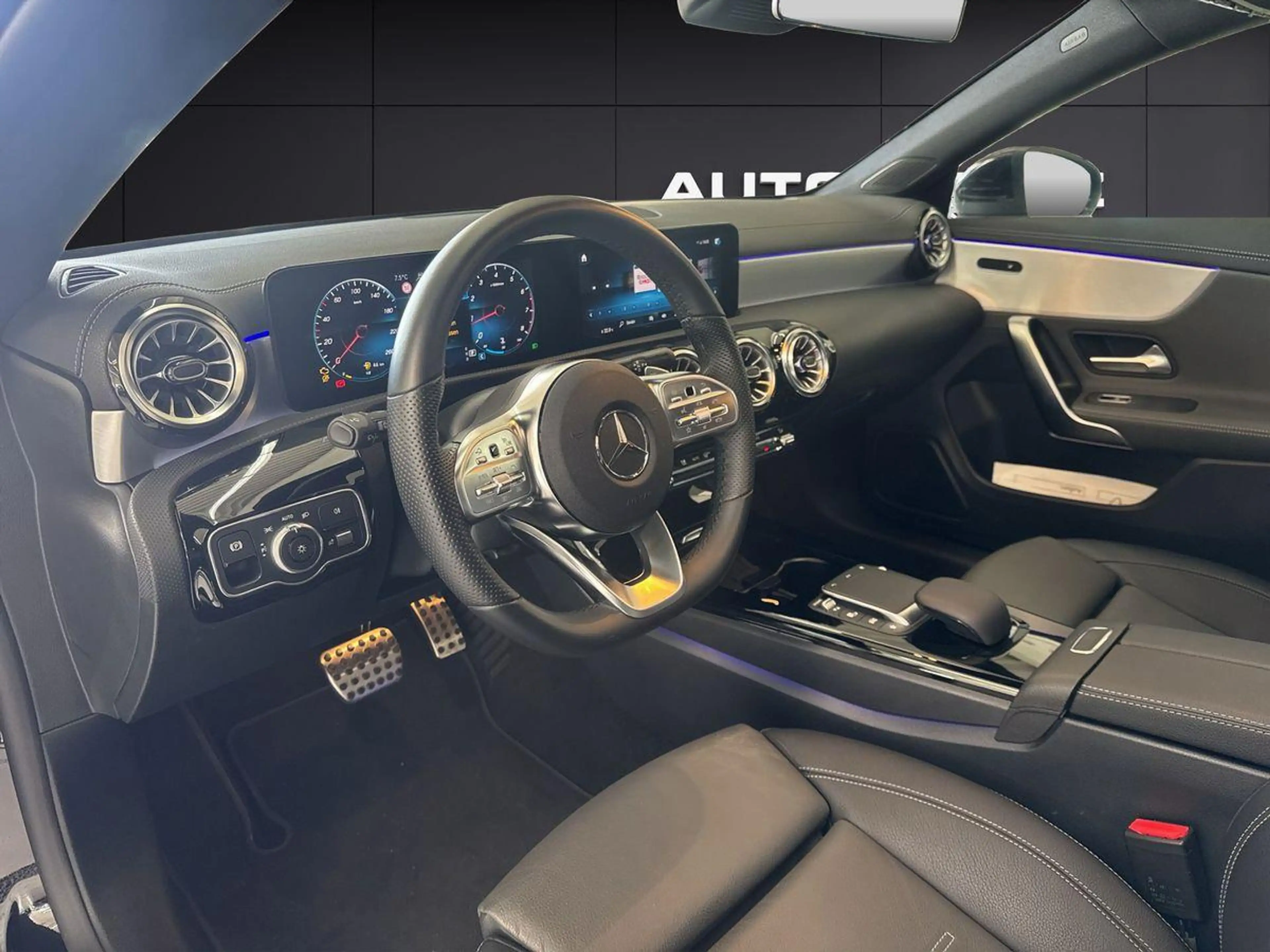 Mercedes-Benz CLA 200 AMG Leder Pano 360 Kam — photo 9
