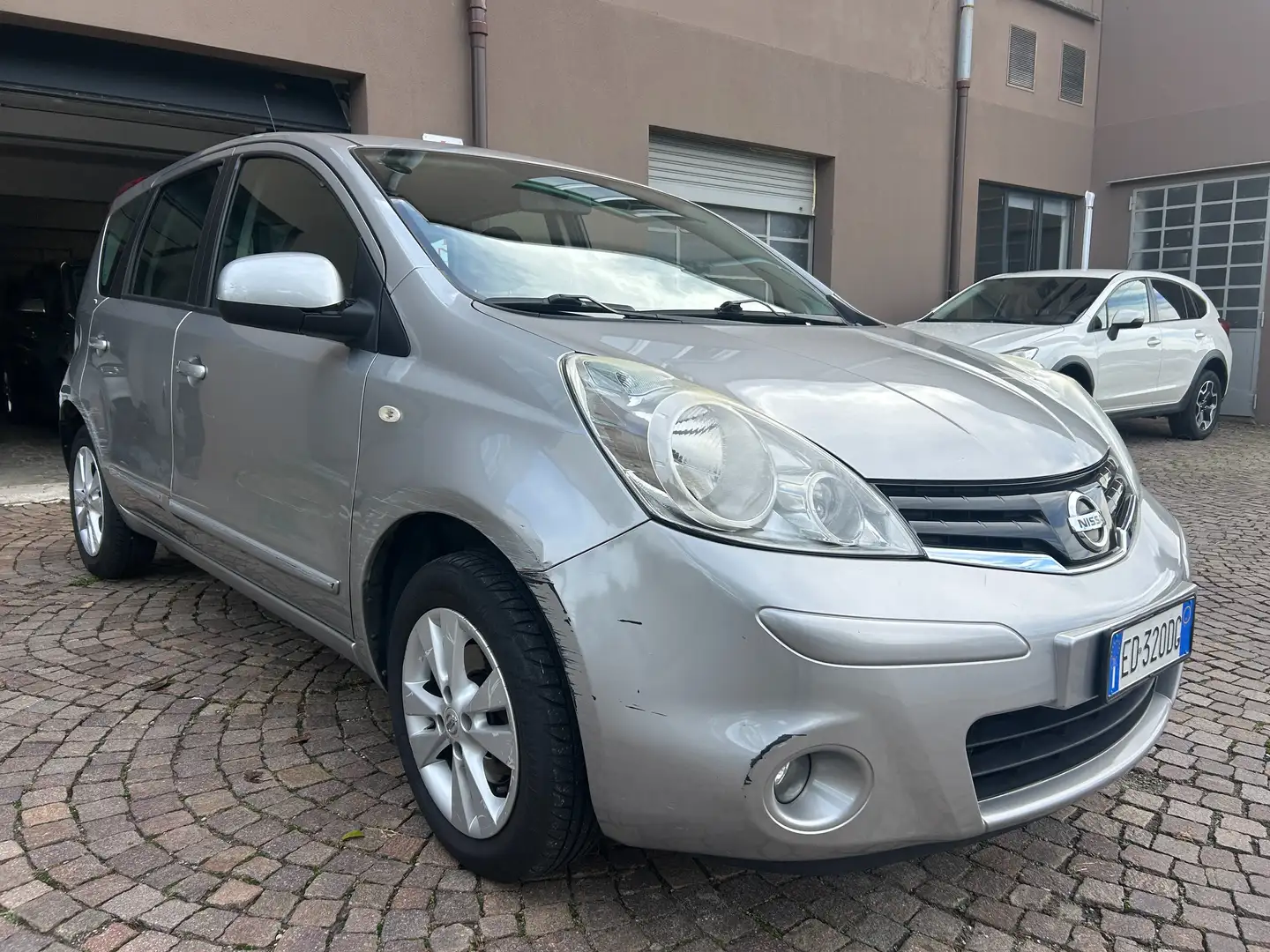 Nissan Note Note I 2010 1.4 16v Visia Gris - 2