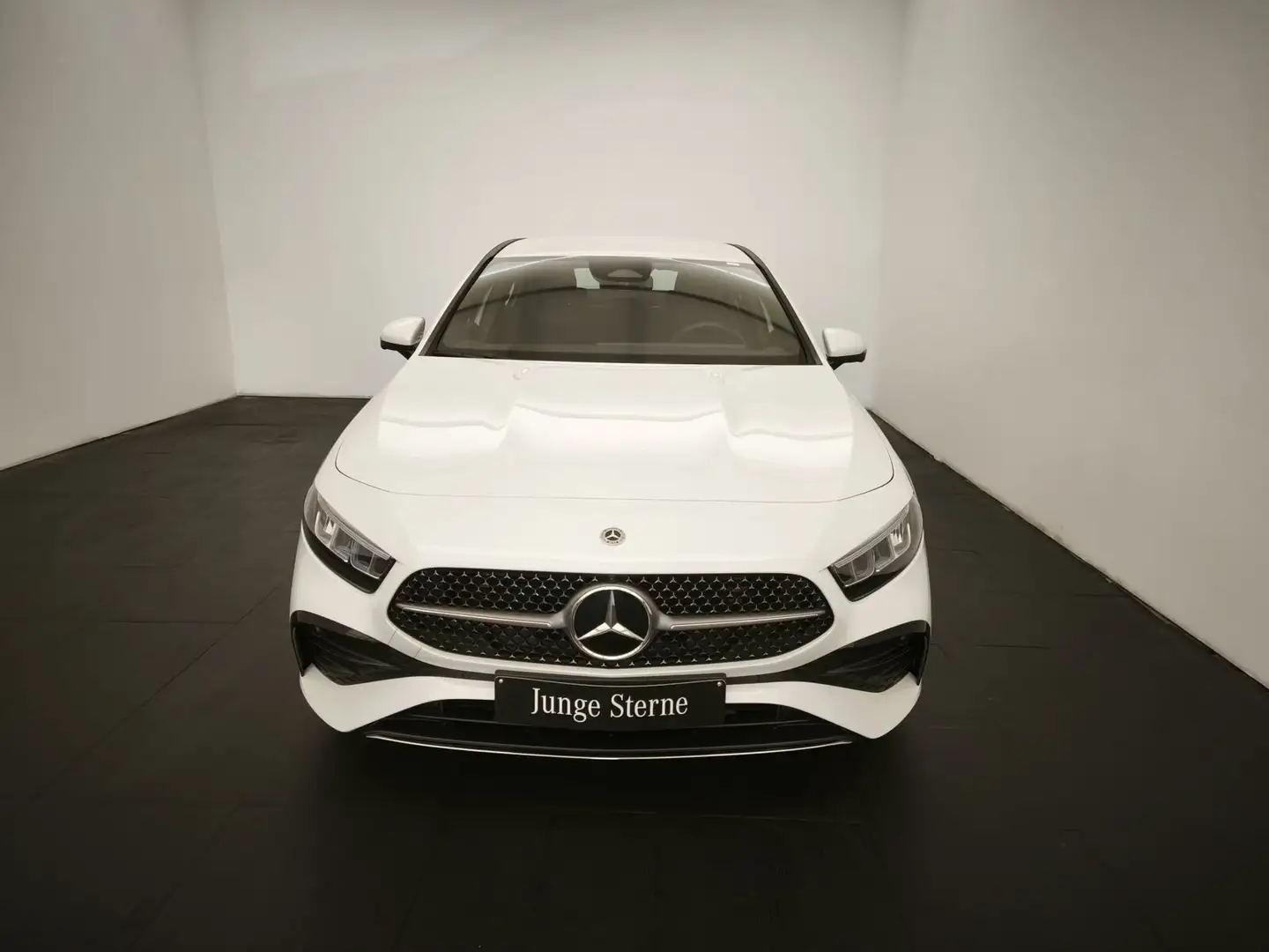 Mercedes-Benz A 180 A 180 d Limousine AMG Line Premium 360Cam Ambiente Weiß - 2