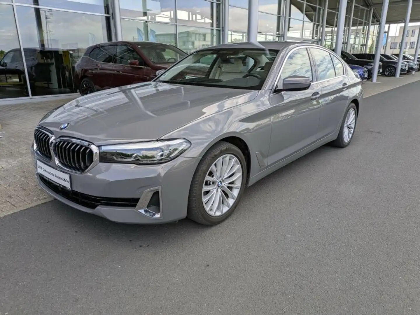 BMW 520 i Lim. Luxury Line Navi. Leder. Kamera. Grijs - 2
