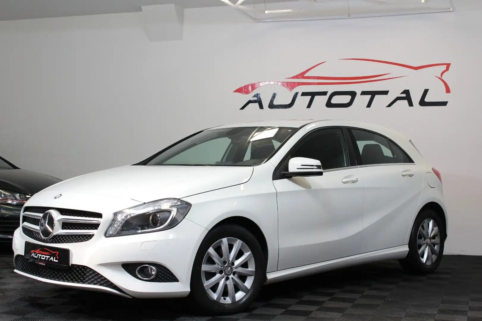Mercedes-Benz A 180 *BlueEfficiency*Automatik*Xenon*LED*Sport* Blanc - 2