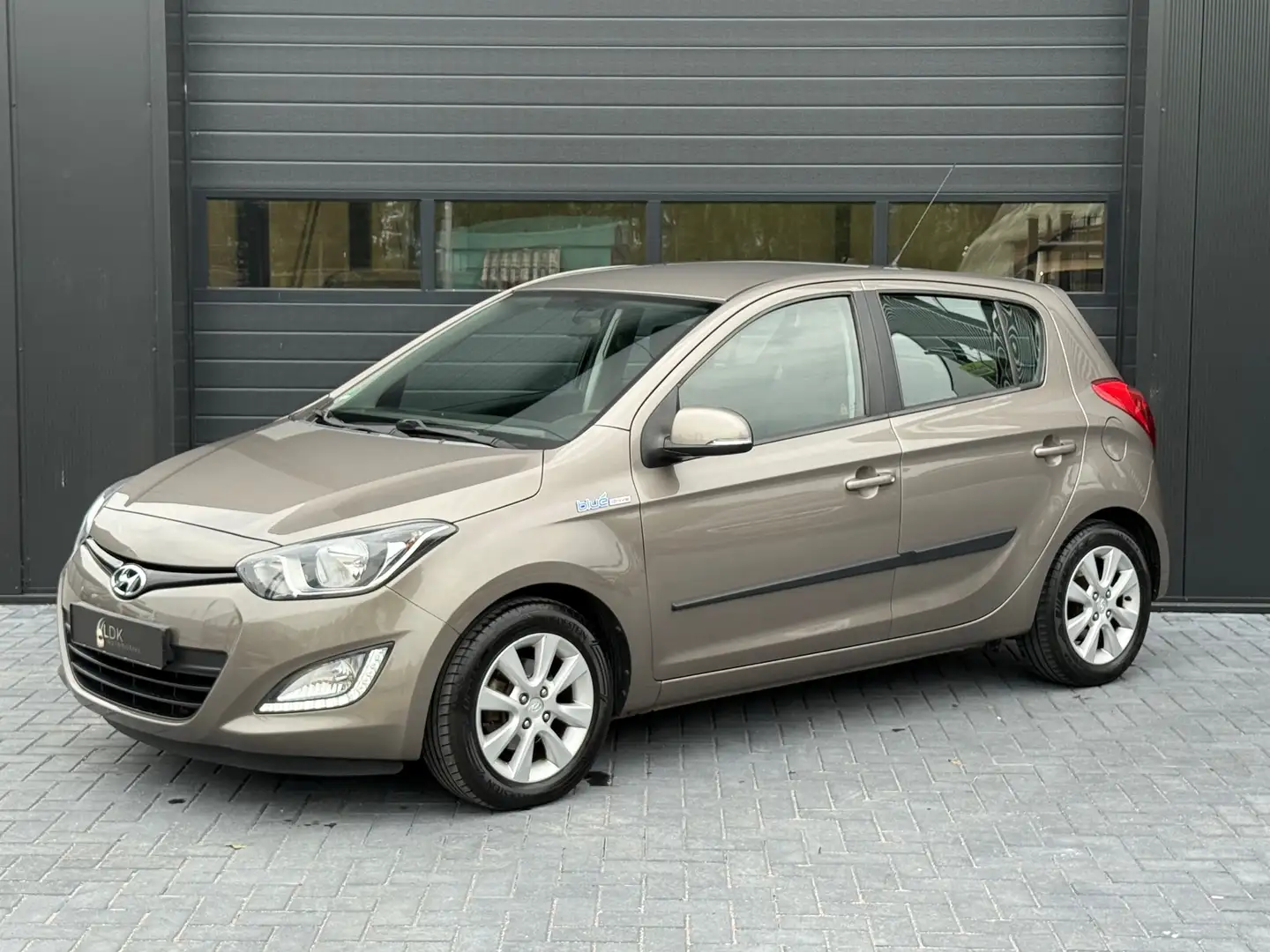 Hyundai i20 1.2i i-Deal Airco|Cruise|Trekhaak Bruin - 2
