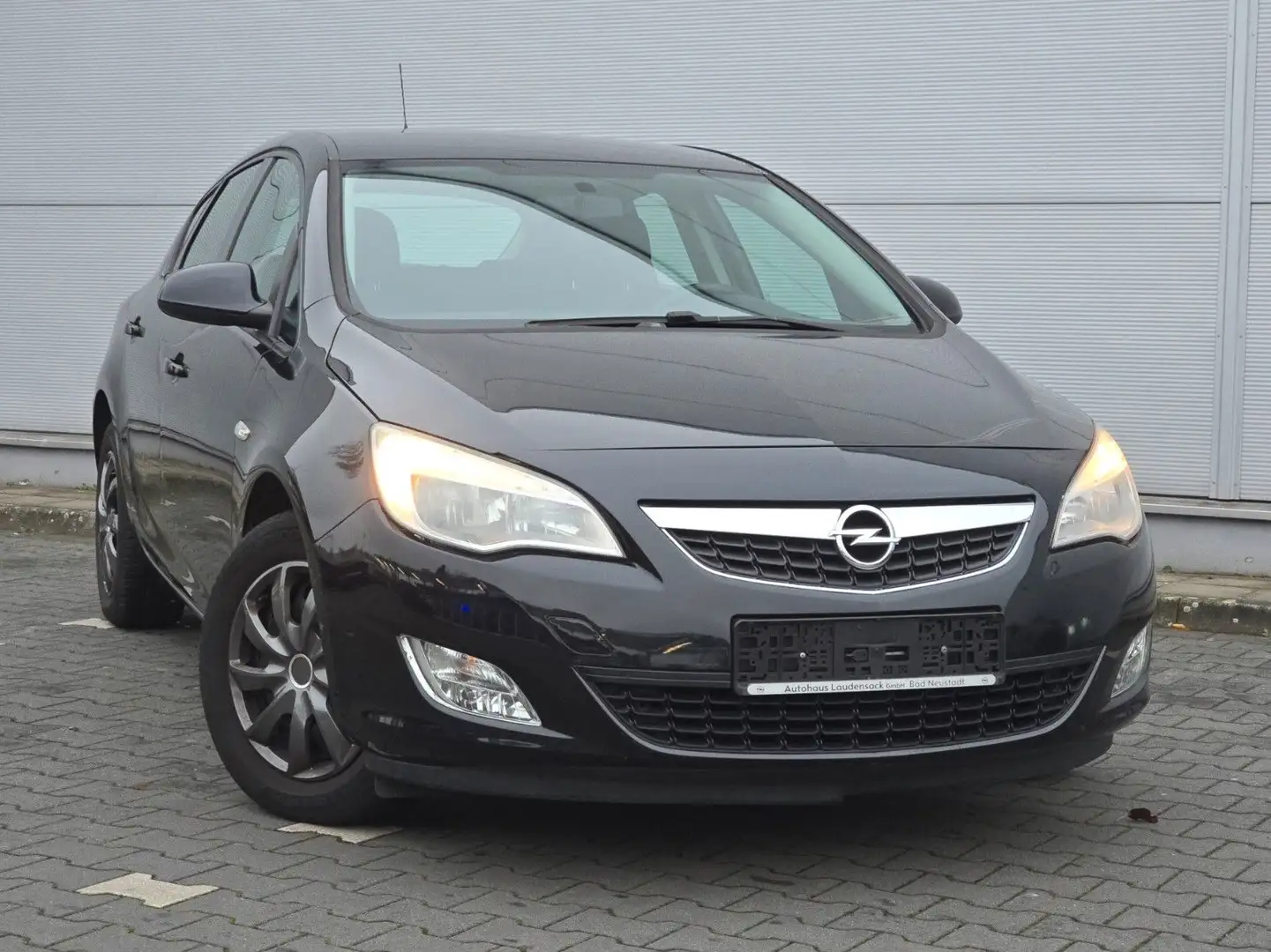 Opel Astra J Lim. Edition Schwarz - 1