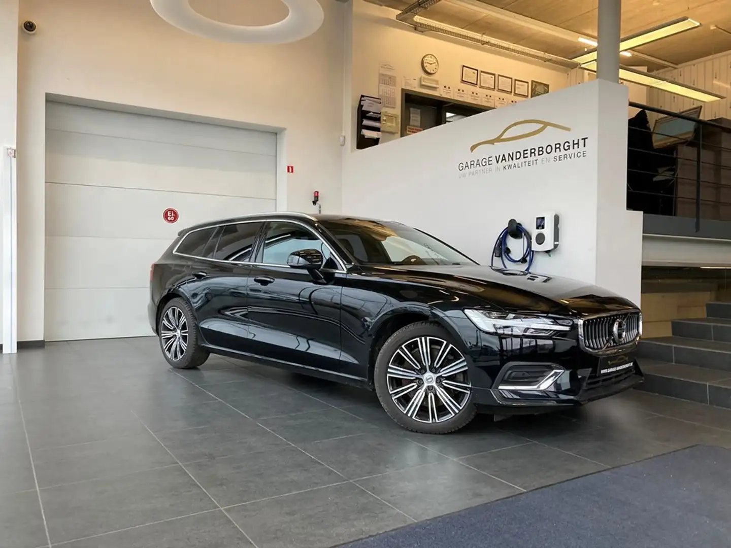 Volvo V60 INSCRIPTION T5 AUTOMAAT BENZINE Zwart - 1