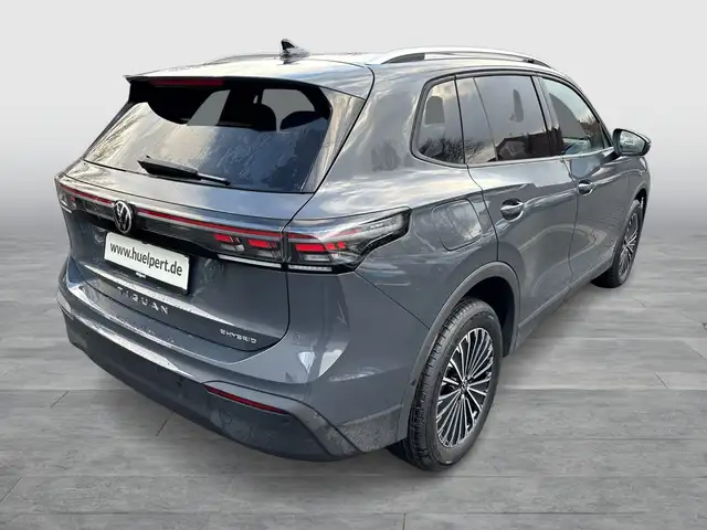 Volkswagen Tiguan view 4