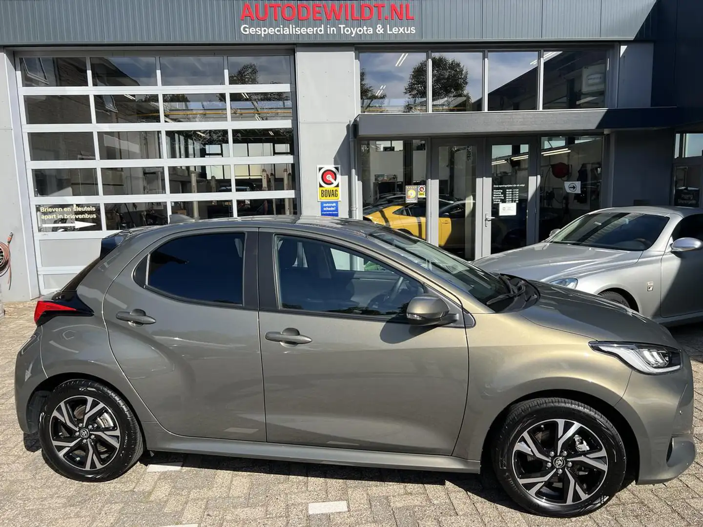 Toyota Yaris 1.5 Hybrid Style 5-drs A/T + FABRIEKSGARANTIE Groen - 1