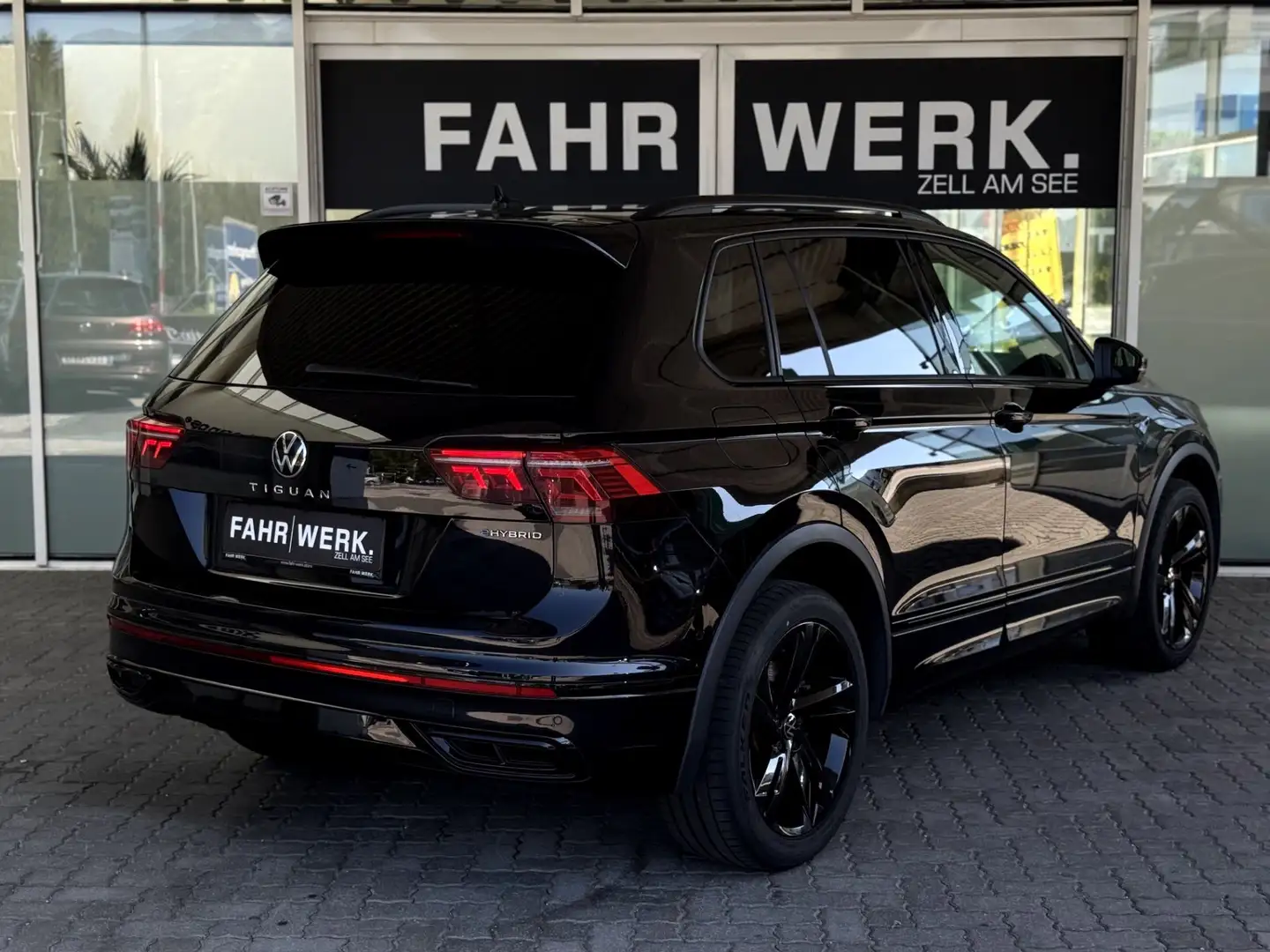 Volkswagen Tiguan 1,4 TSI eHybrid R-Line DSG *Pano* *AHK* *RFK* Schwarz - 2