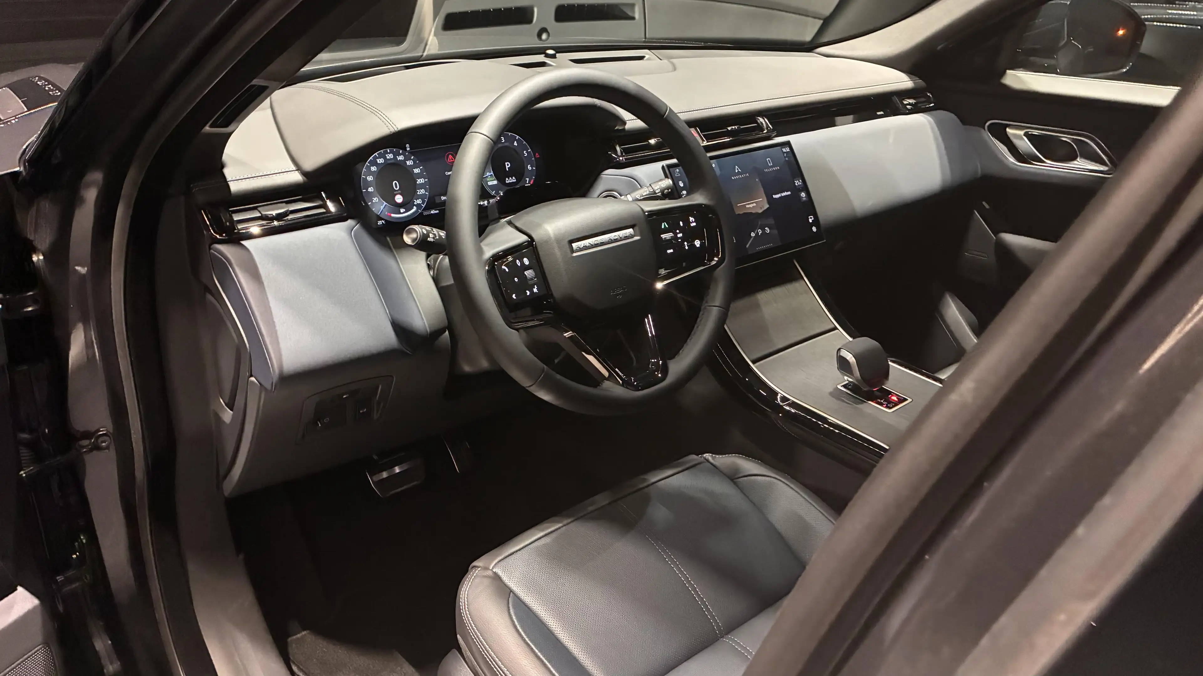 Land Rover Range Rover Velar P400e Belgravia AWD Auto. 26.75MY — photo 10